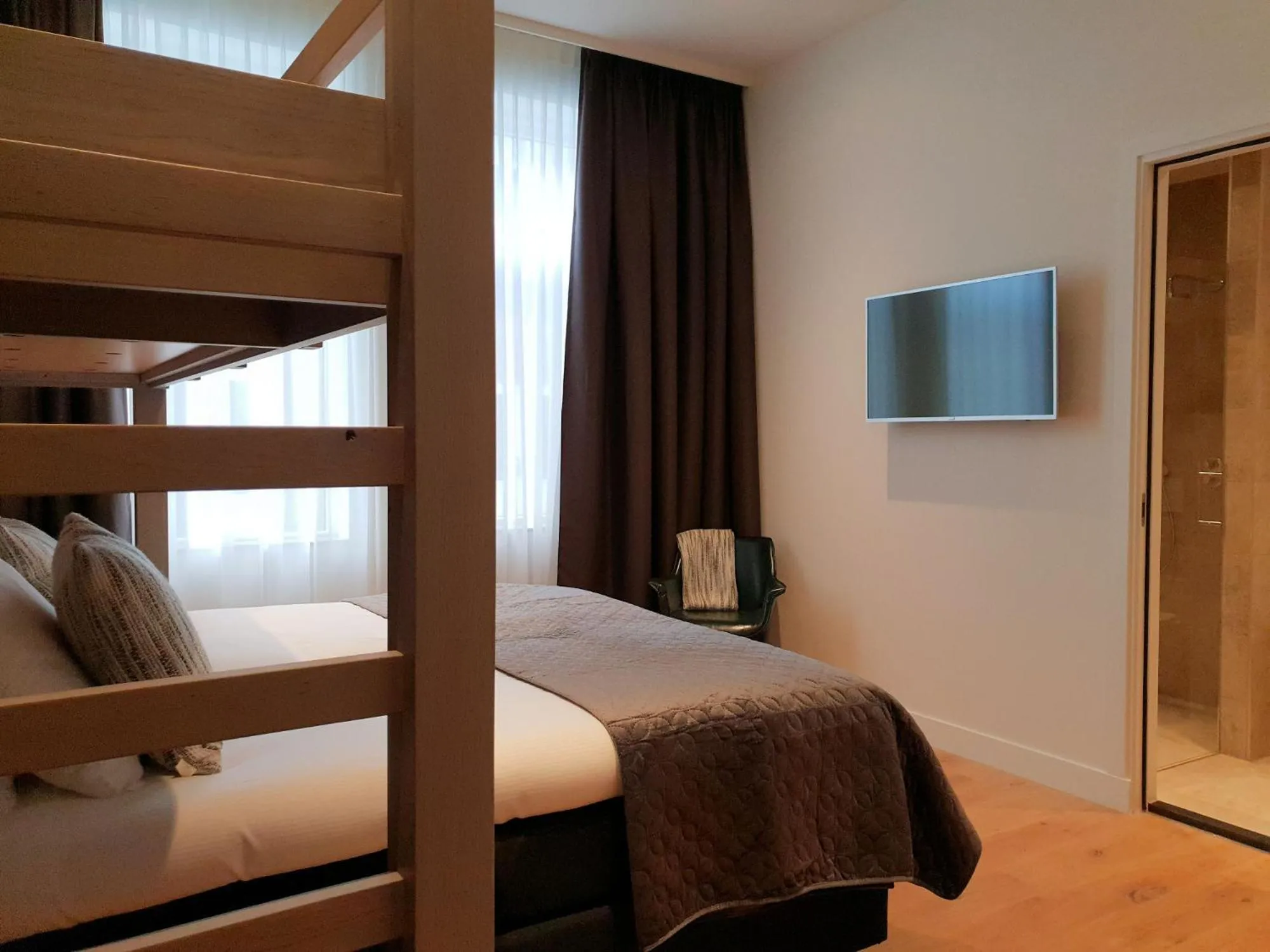 Shower, Bed in Hotel 't Peperhuys