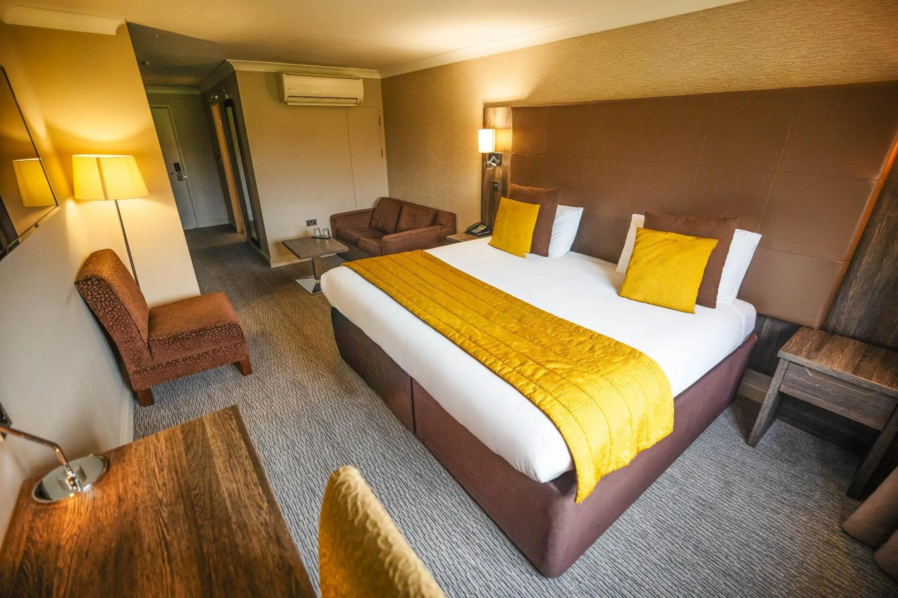 Bedroom, Bed in Mercure Milton Keynes Hotel