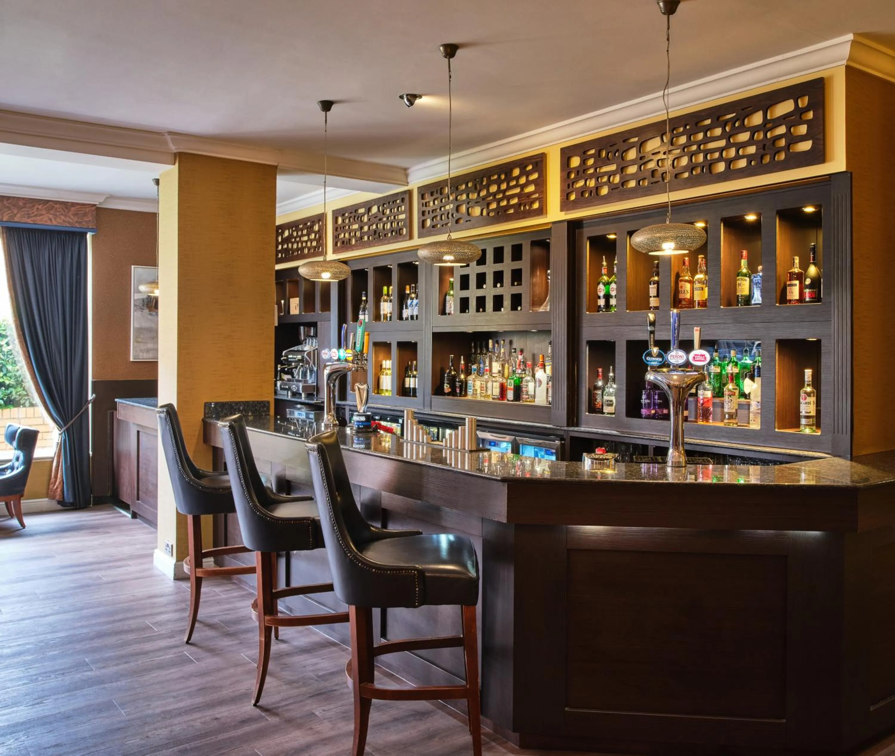 Lounge or bar in Mercure Milton Keynes Hotel
