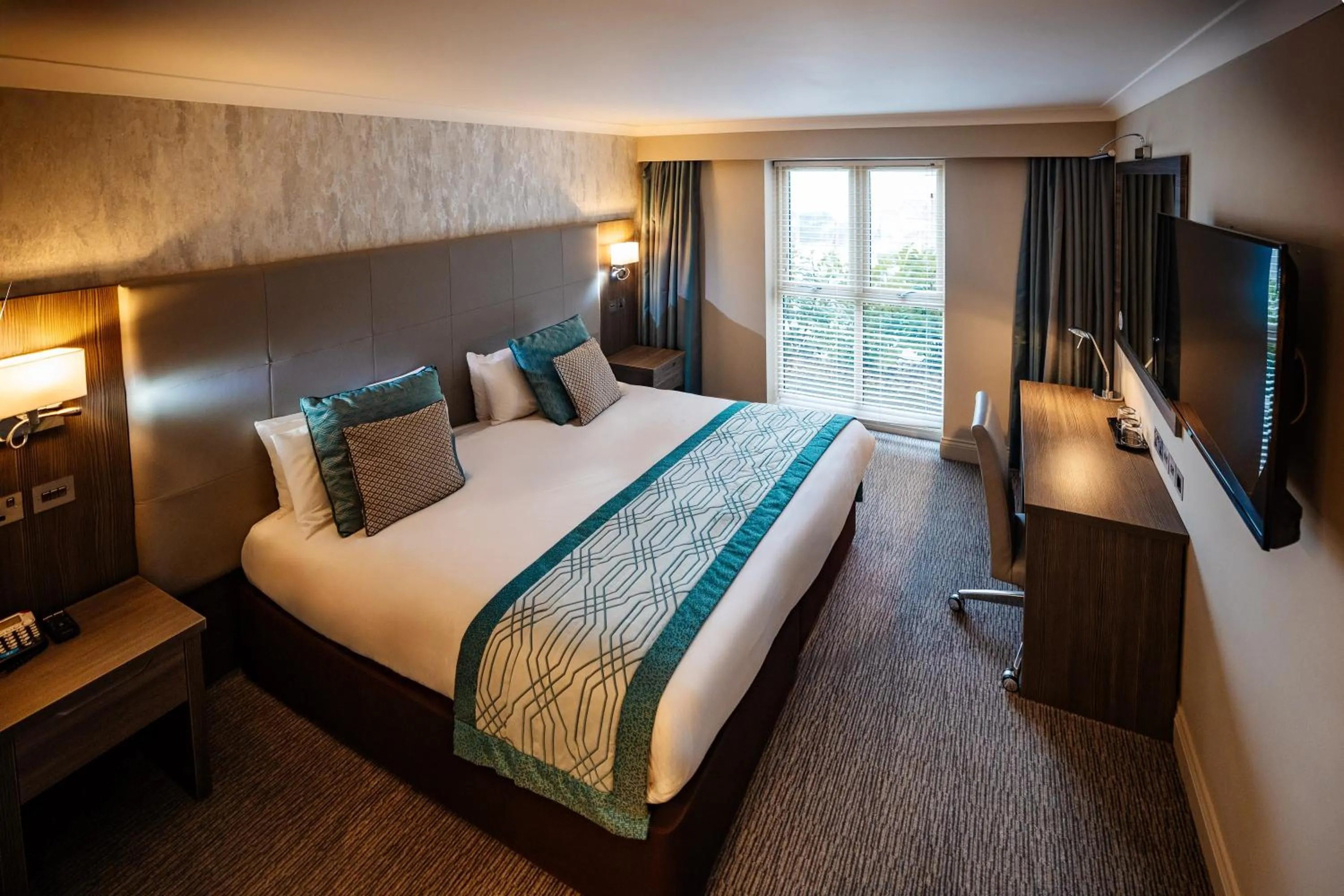 Bed in Mercure Milton Keynes Hotel