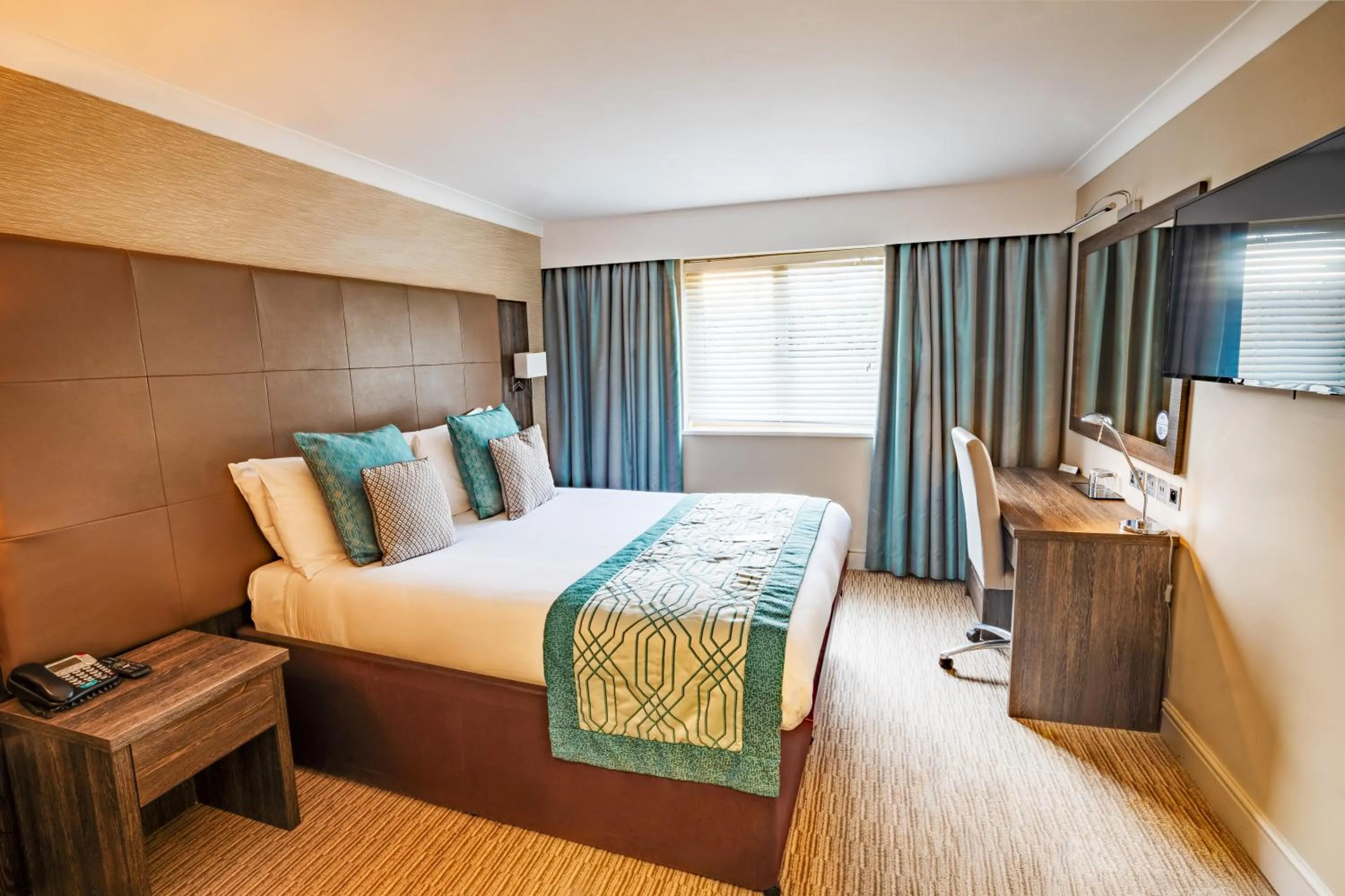 Bed in Mercure Milton Keynes Hotel