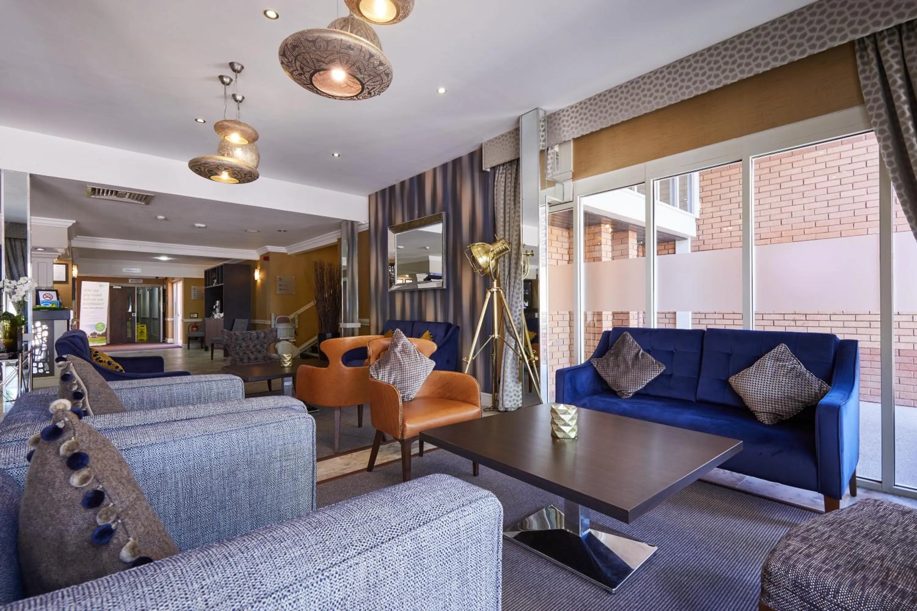 Living room in Mercure Milton Keynes Hotel