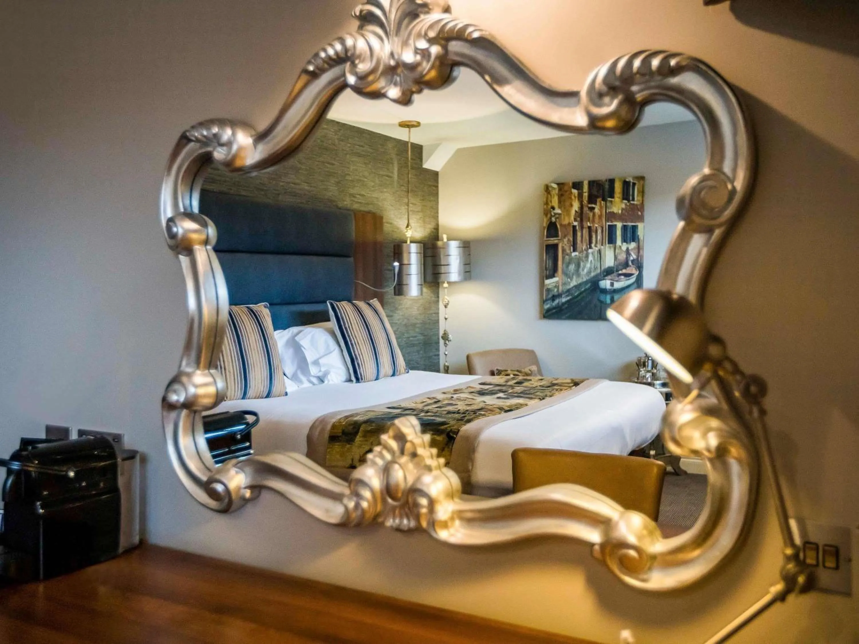 Bedroom, Bed in Mercure Milton Keynes Hotel