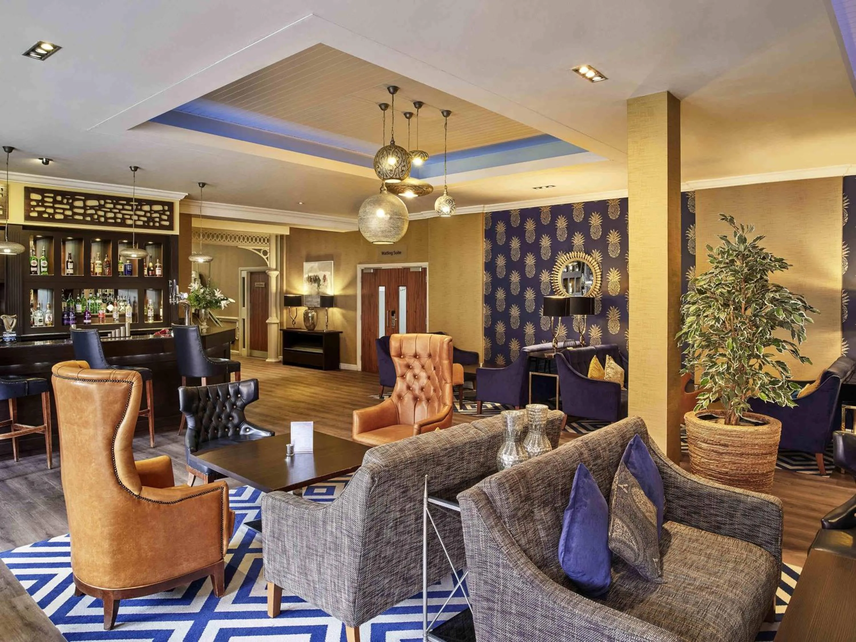 Lounge or bar in Mercure Milton Keynes Hotel
