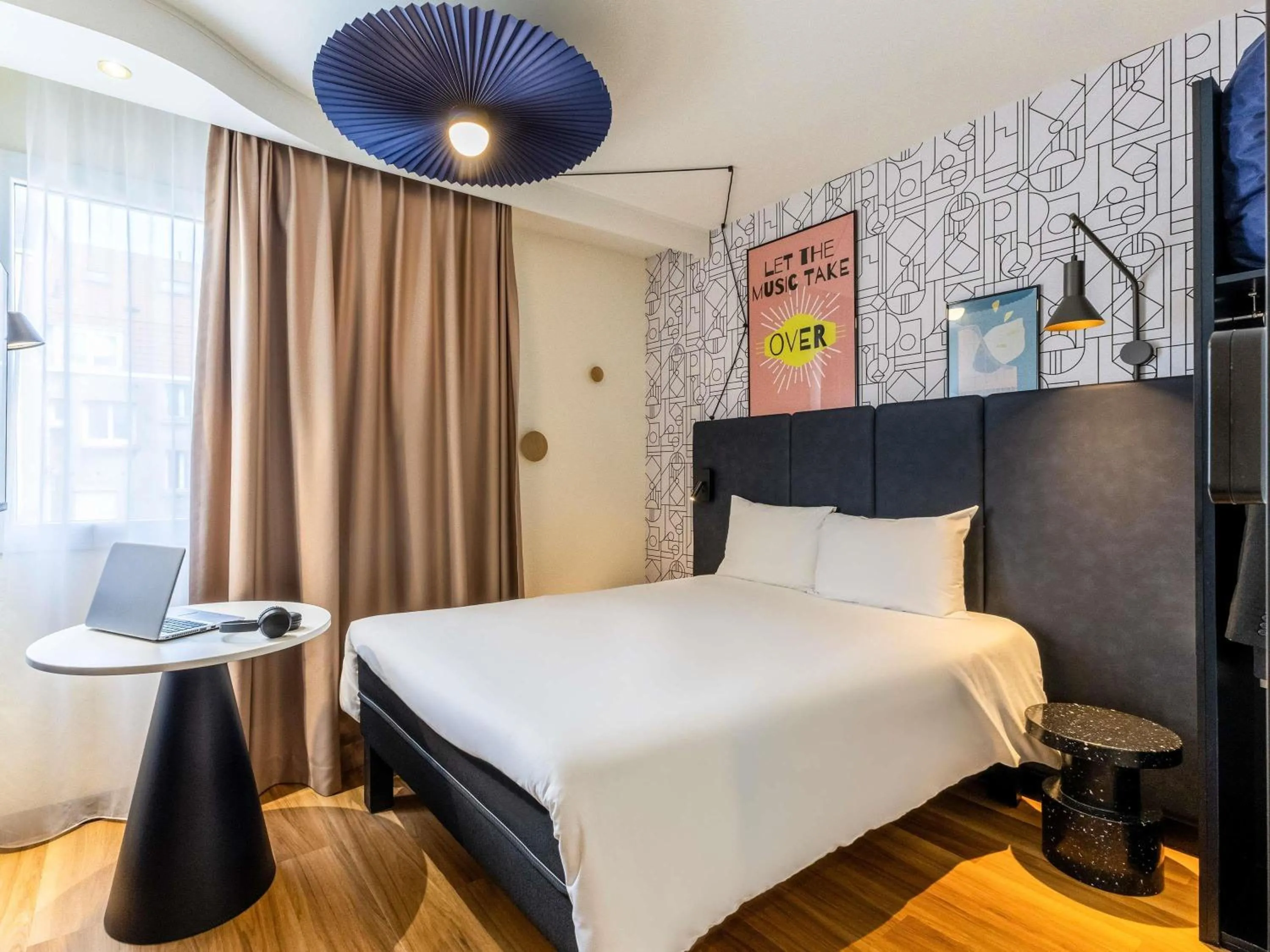 Bedroom, Bed in ibis Dunkerque