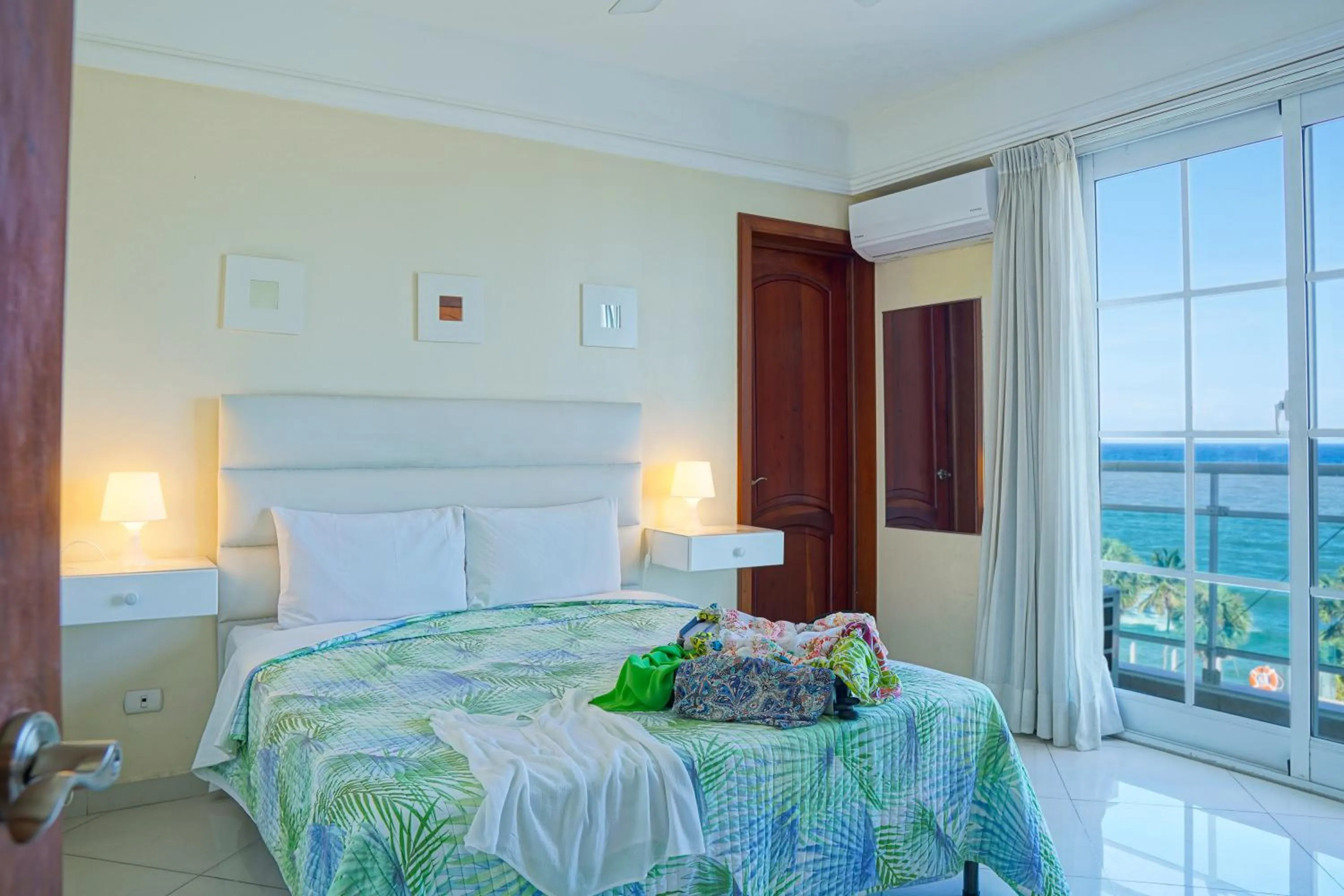 Bedroom, Bed in Hotel Shakey