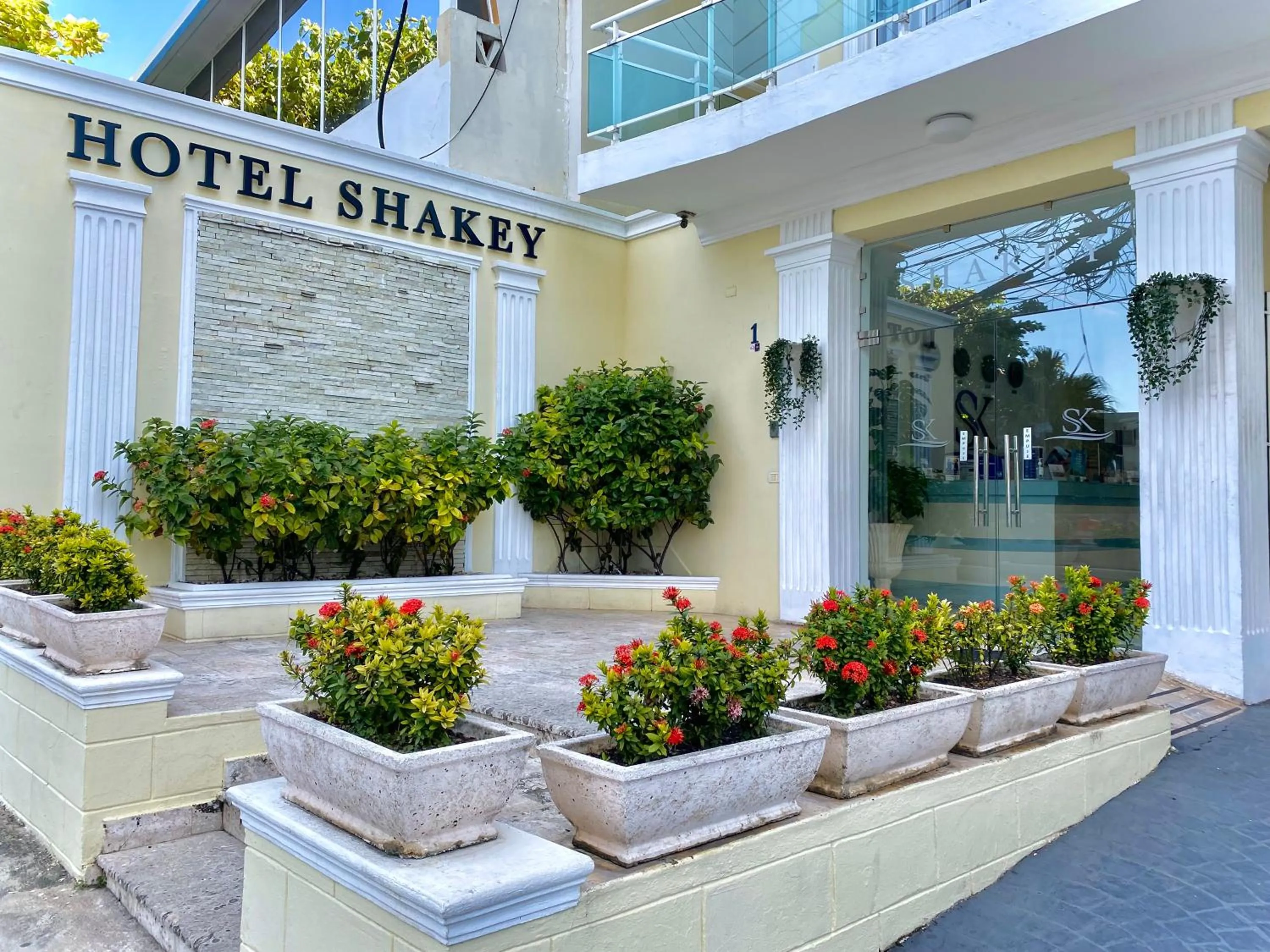 Facade/entrance in Hotel Shakey