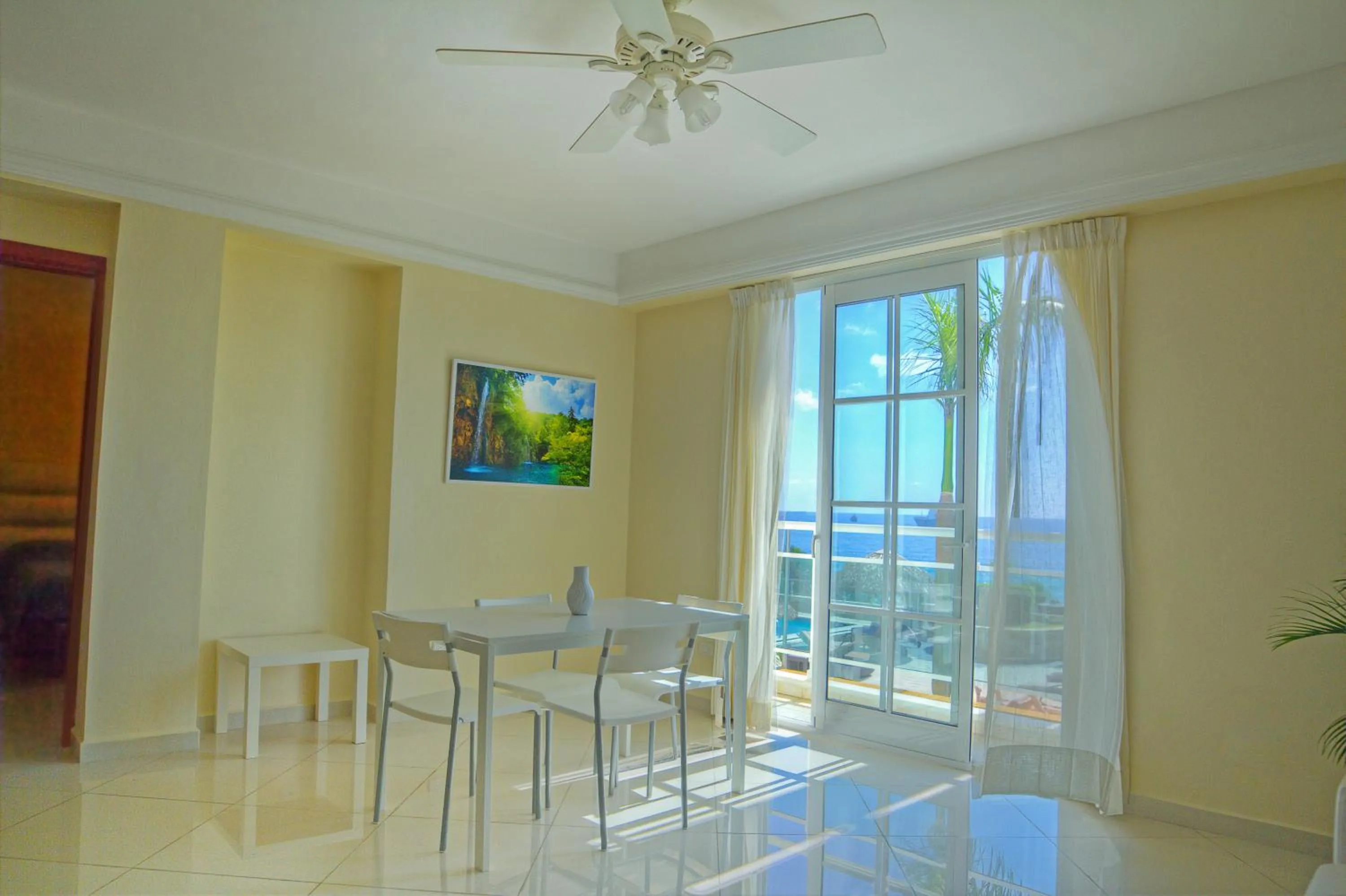 Dining area in Hotel Shakey