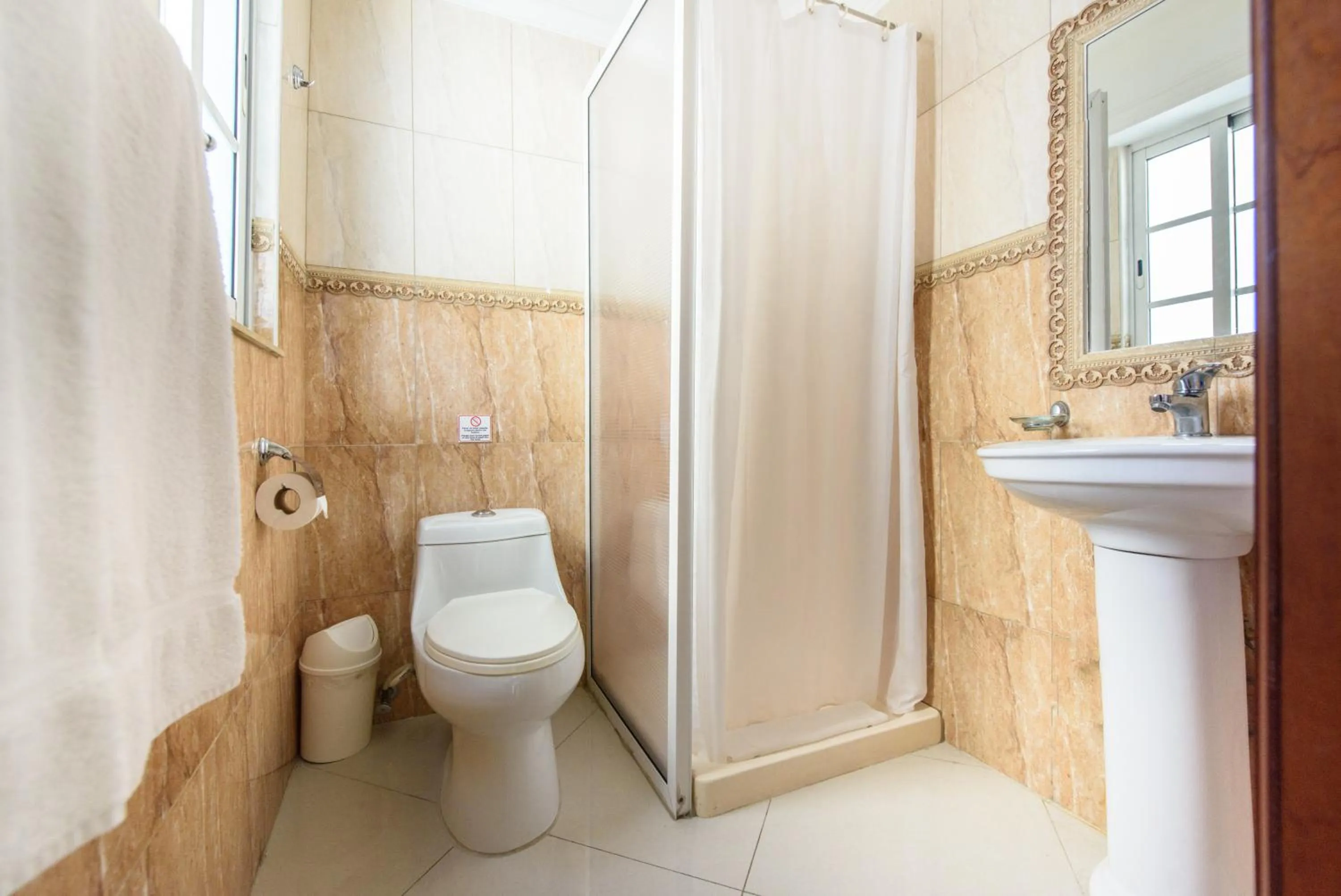 Shower in Hotel Shakey