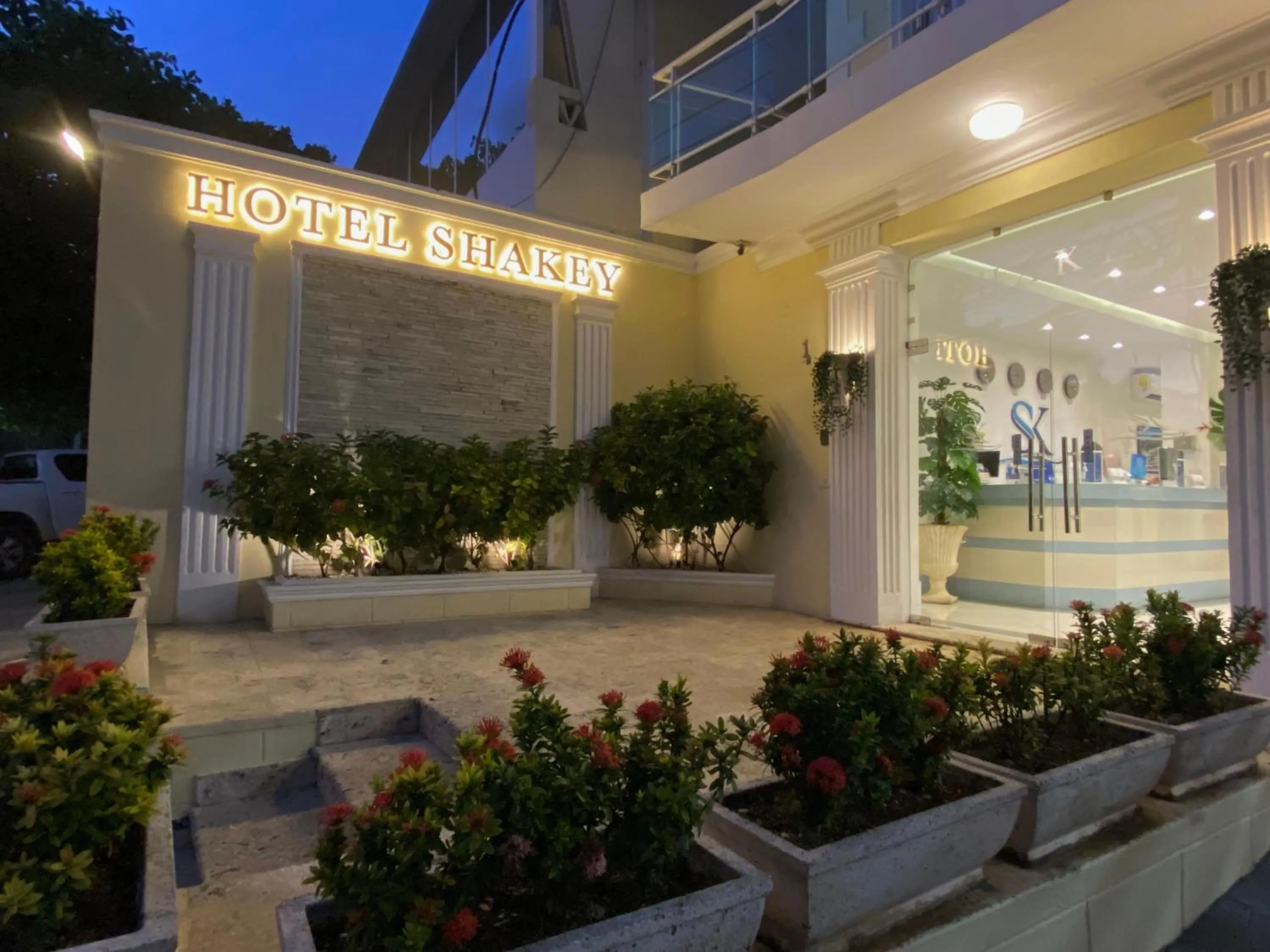 Facade/entrance in Hotel Shakey