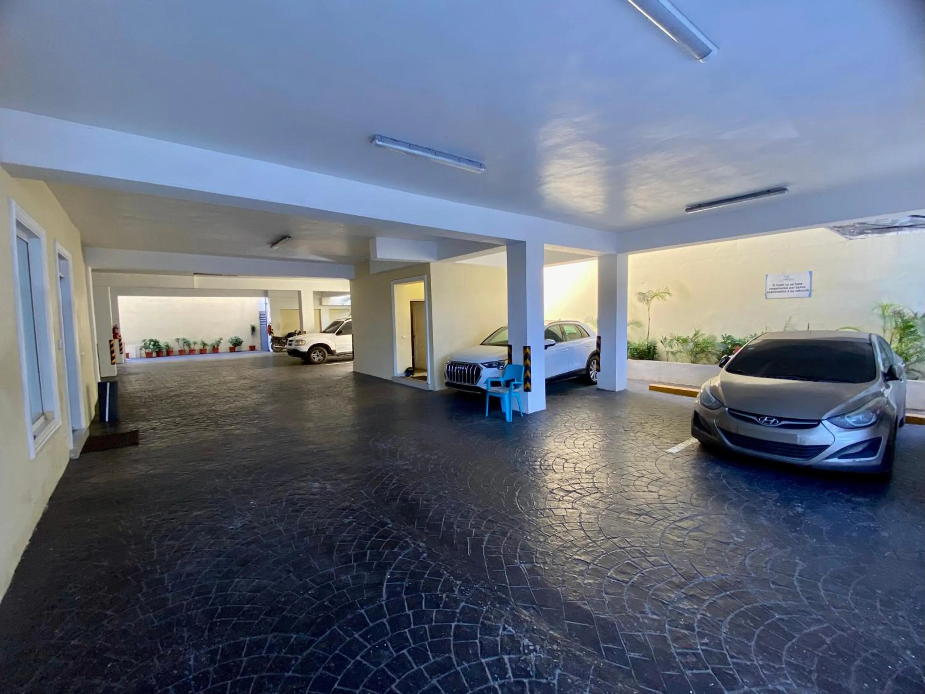 Parking in Hotel Shakey