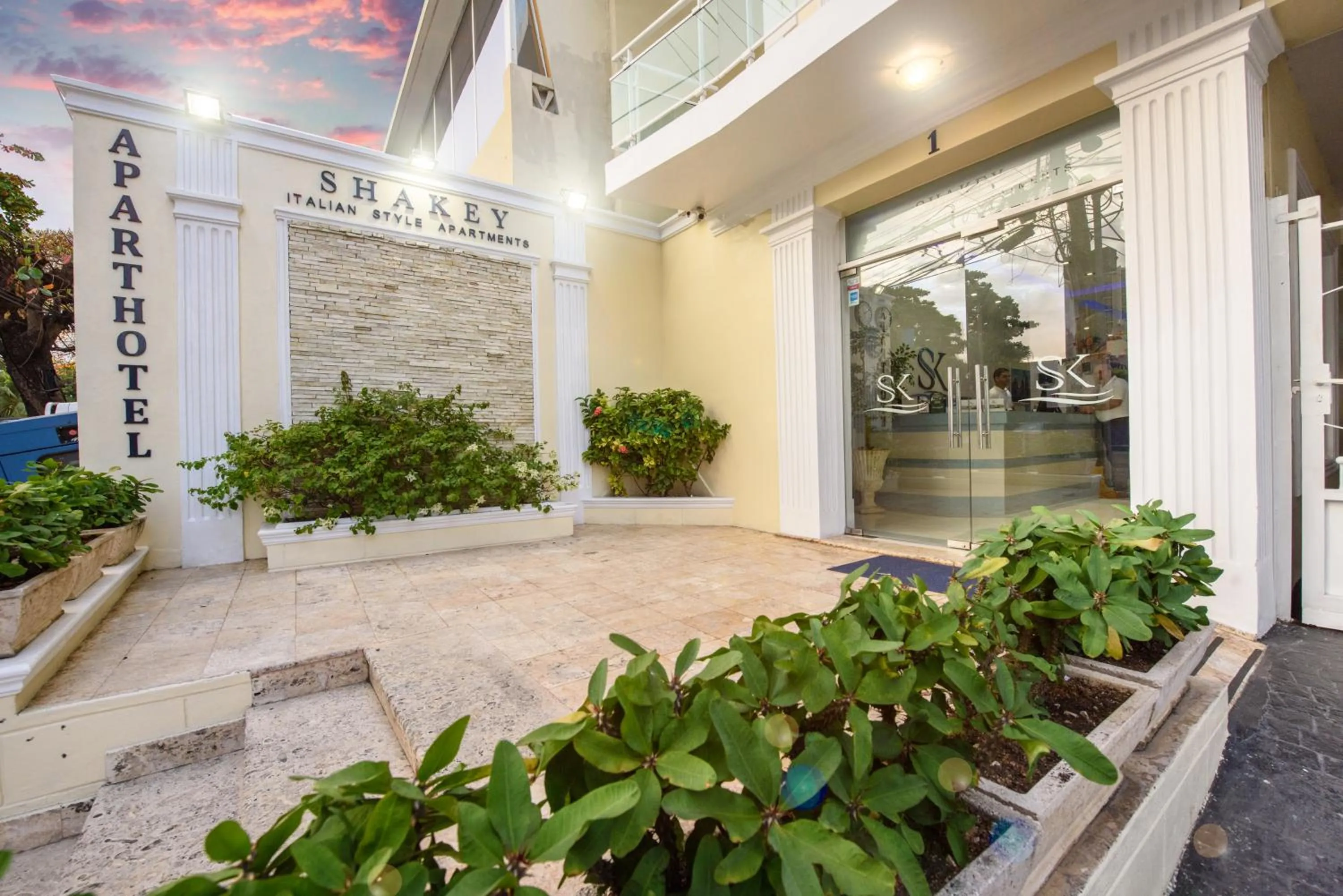 Facade/entrance in Hotel Shakey