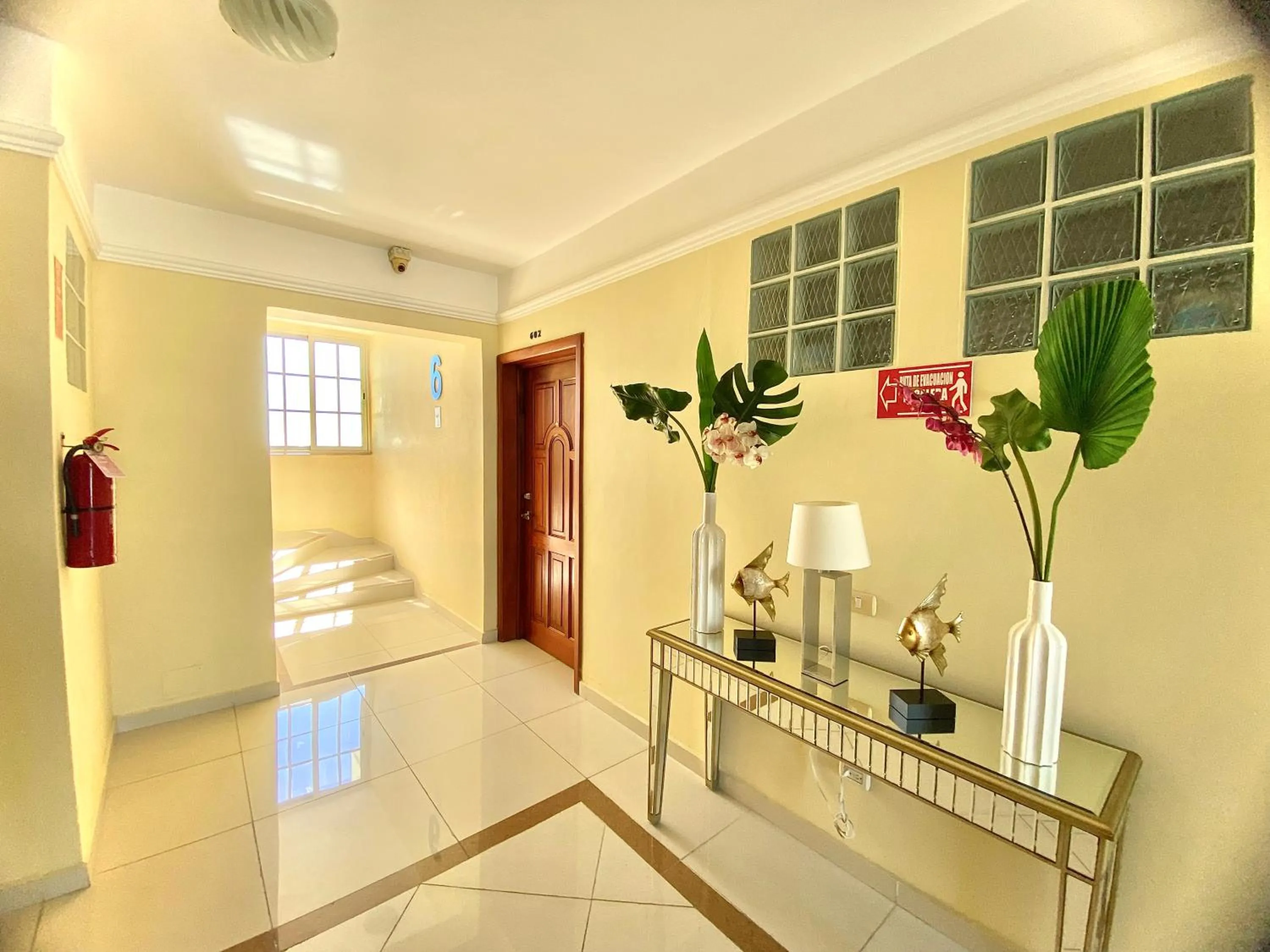 Inner courtyard view, Bed in Hotel Shakey
