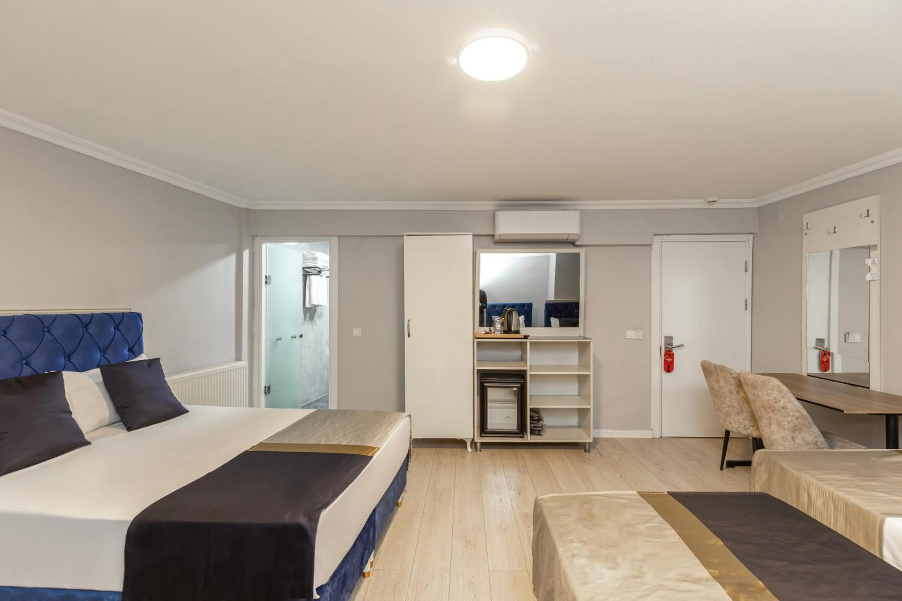 Photo of the whole room, Bed in Sirkeci Grand Family Hotel & SPA