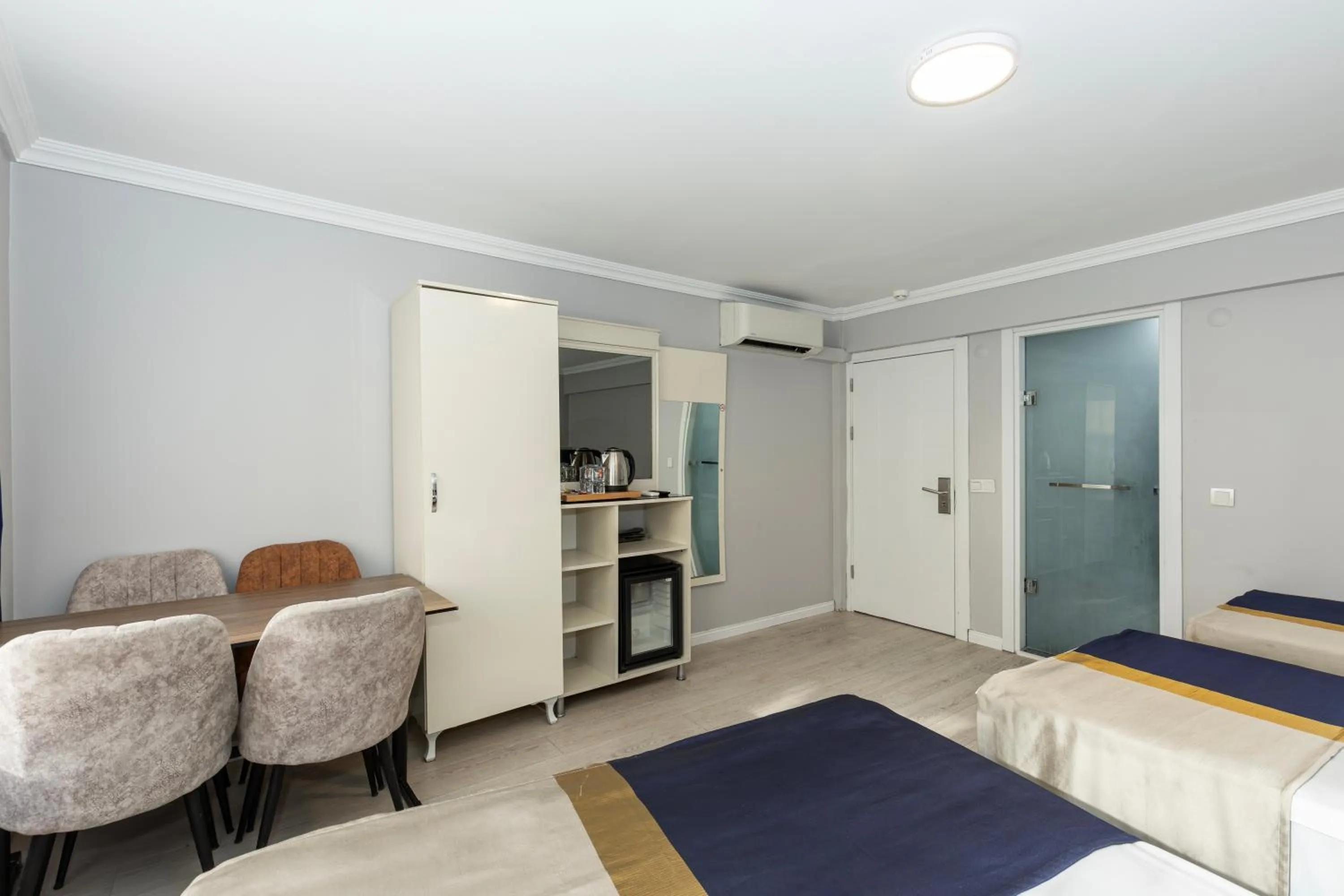 Photo of the whole room, Bed in Sirkeci Grand Family Hotel & SPA