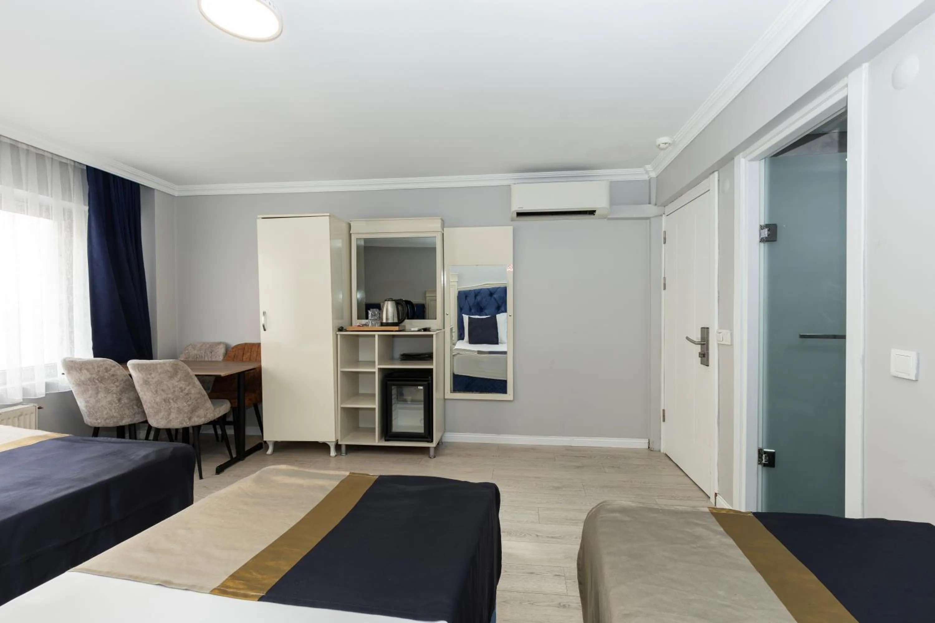 Photo of the whole room, Bed in Sirkeci Grand Family Hotel & SPA