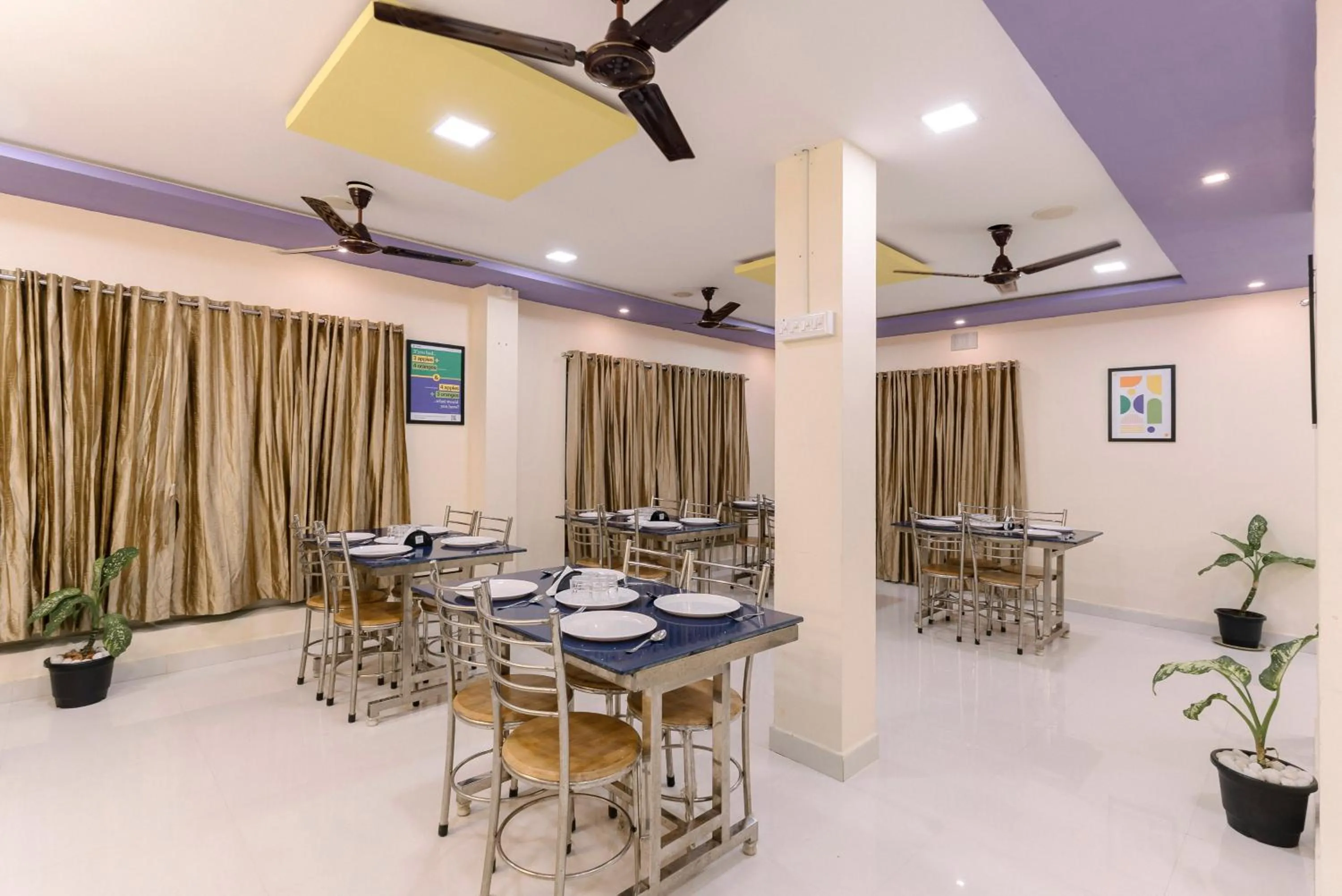 Restaurant/places to eat in Treebo SNS Grand Inn With Swimming Pool