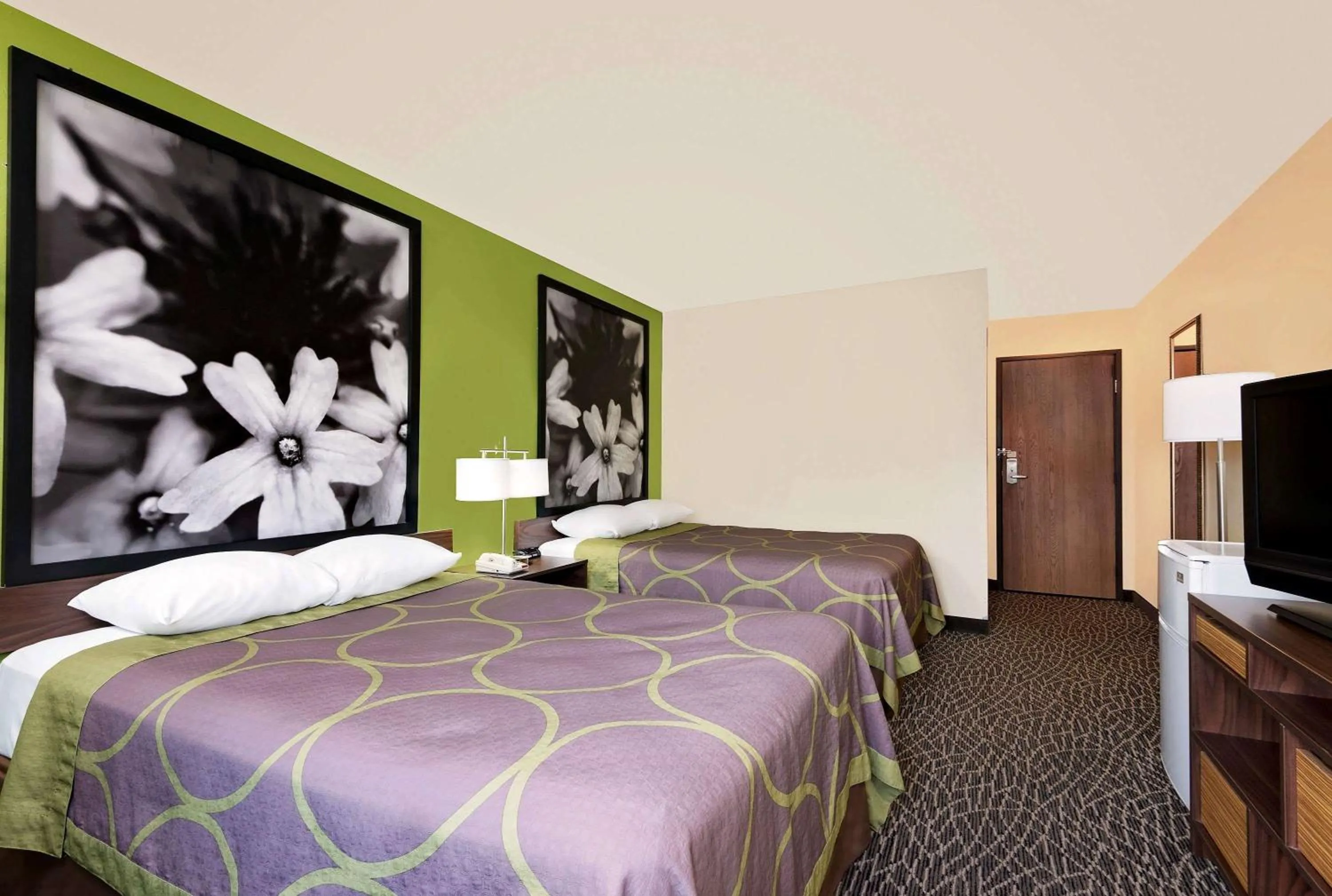 Photo of the whole room, Bed in Super 8 by Wyndham Muncie/Ball St. College Area