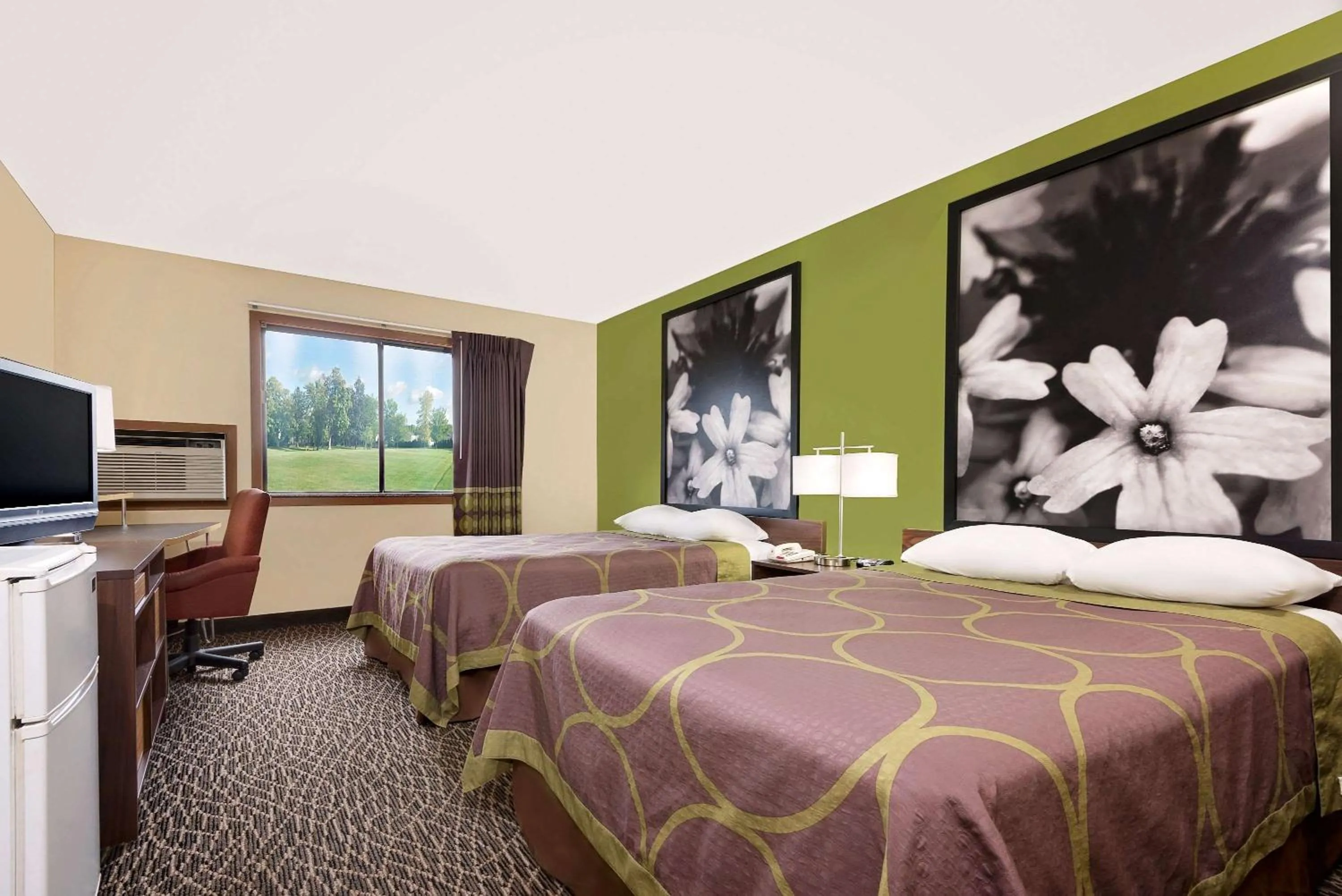 Photo of the whole room, Bed in Super 8 by Wyndham Muncie/Ball St. College Area