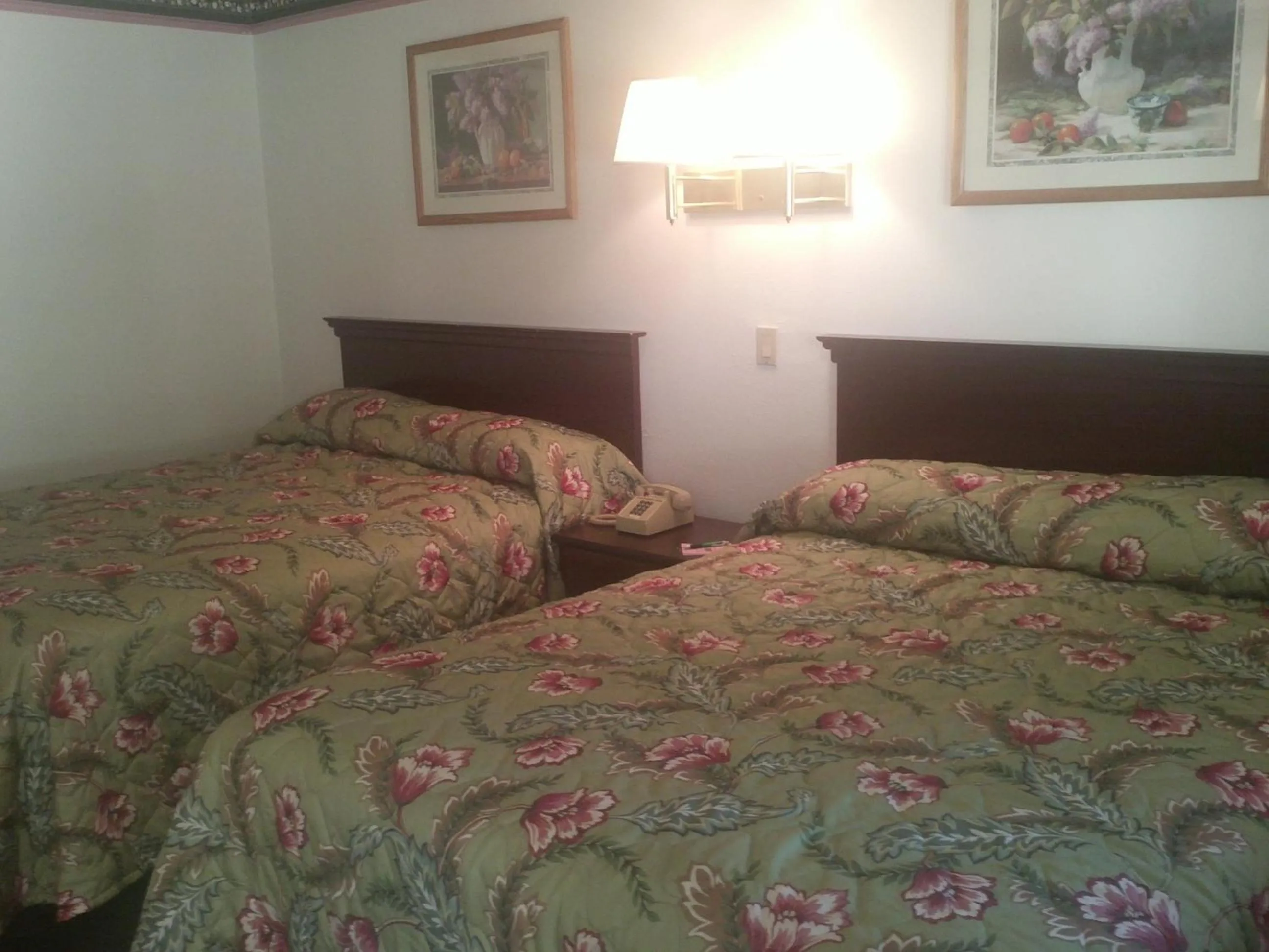 Bed in Sunrise Inn