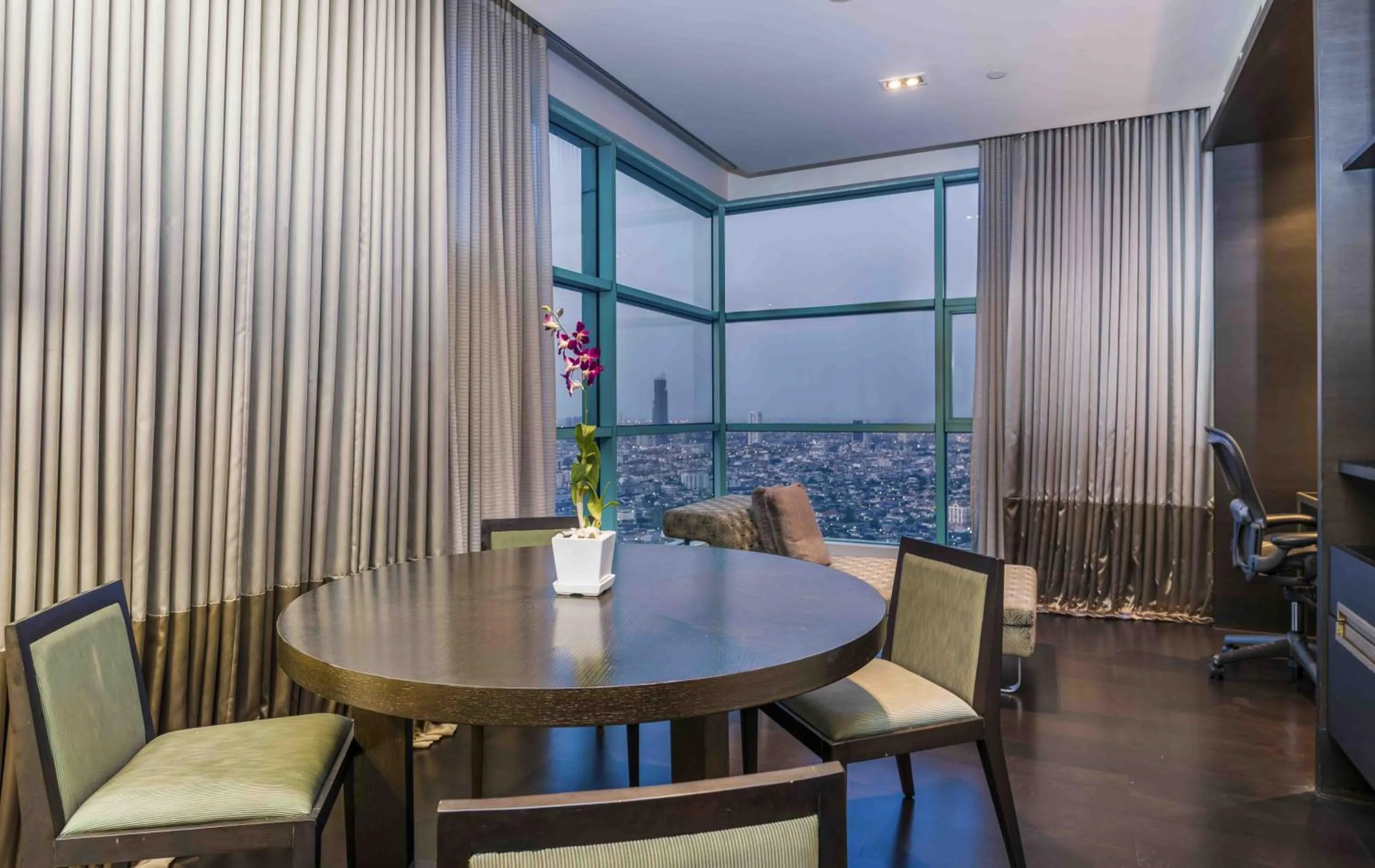 Dining area in Chatrium Hotel Riverside Bangkok