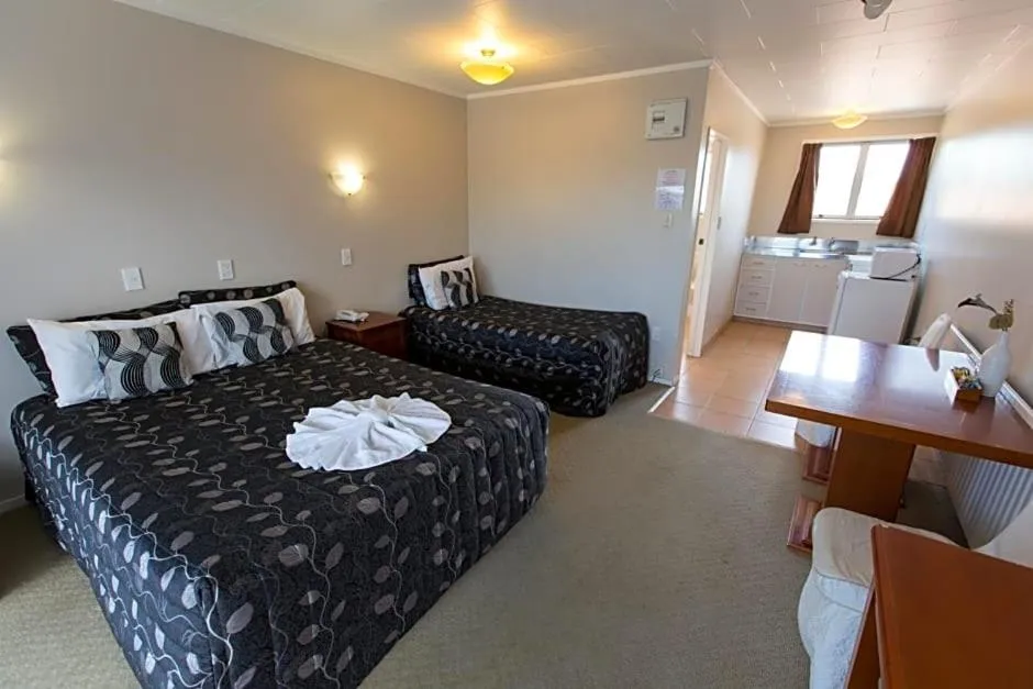 Bed in Gateway International Motel