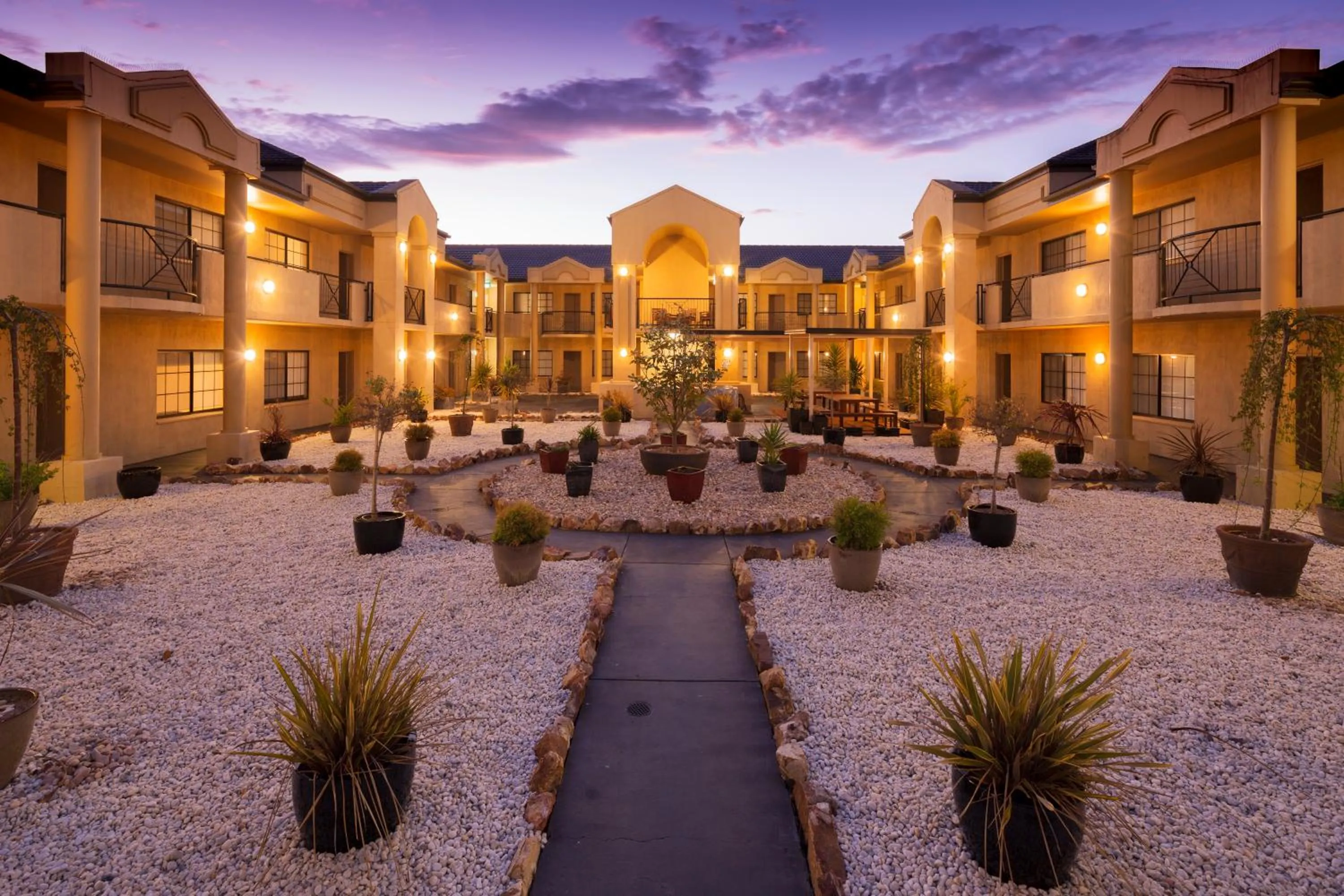 Night in Canberra Parklands Central Apartment Hotel Official