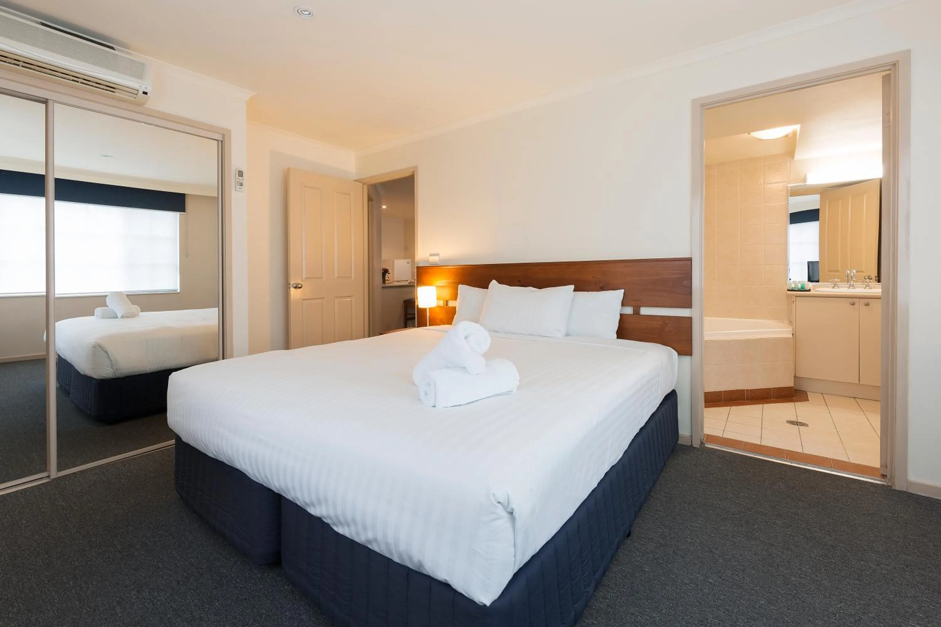Bedroom, Bed in Canberra Parklands Central Apartment Hotel Official