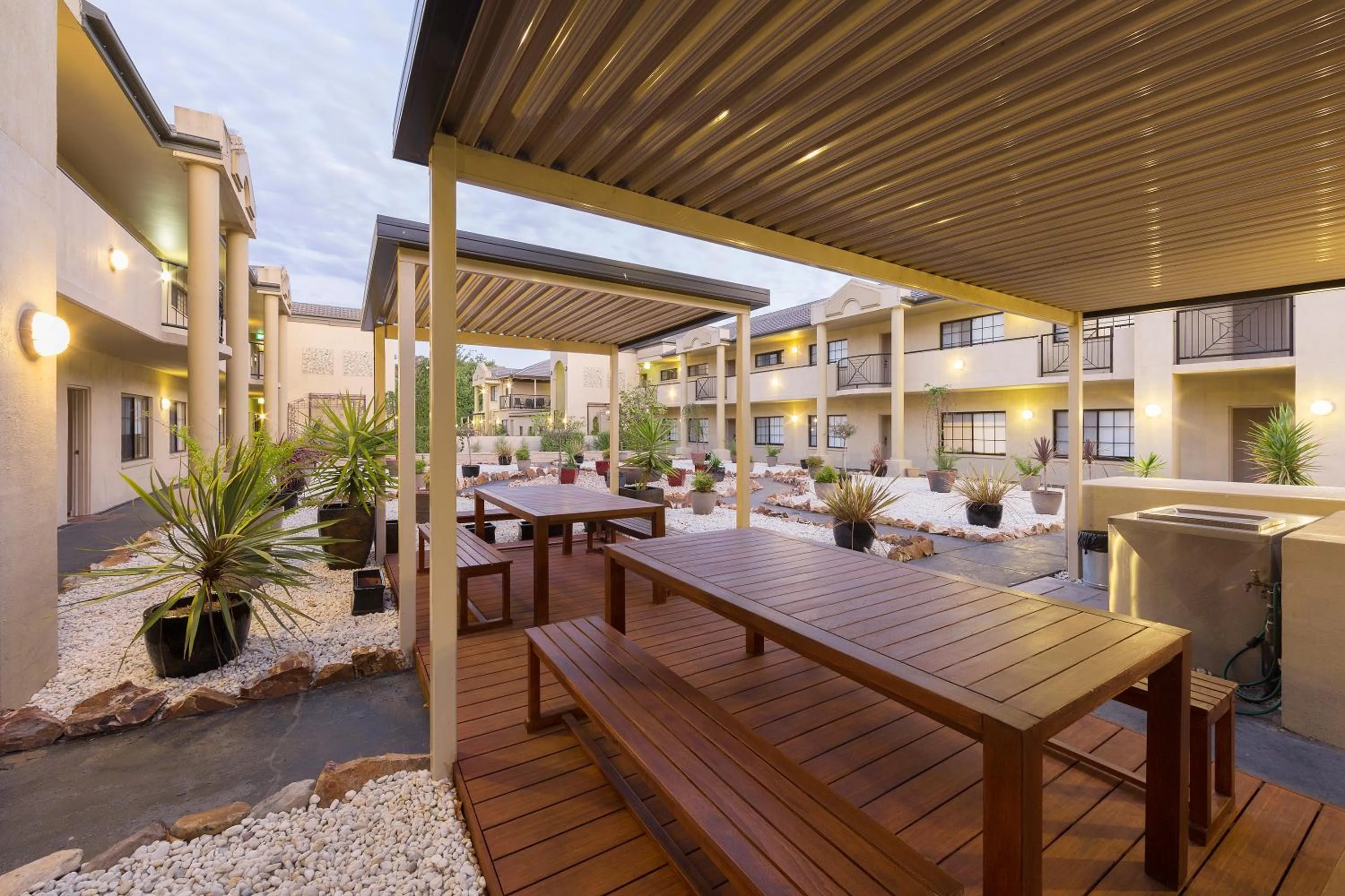BBQ facilities in Canberra Parklands Central Apartment Hotel Official