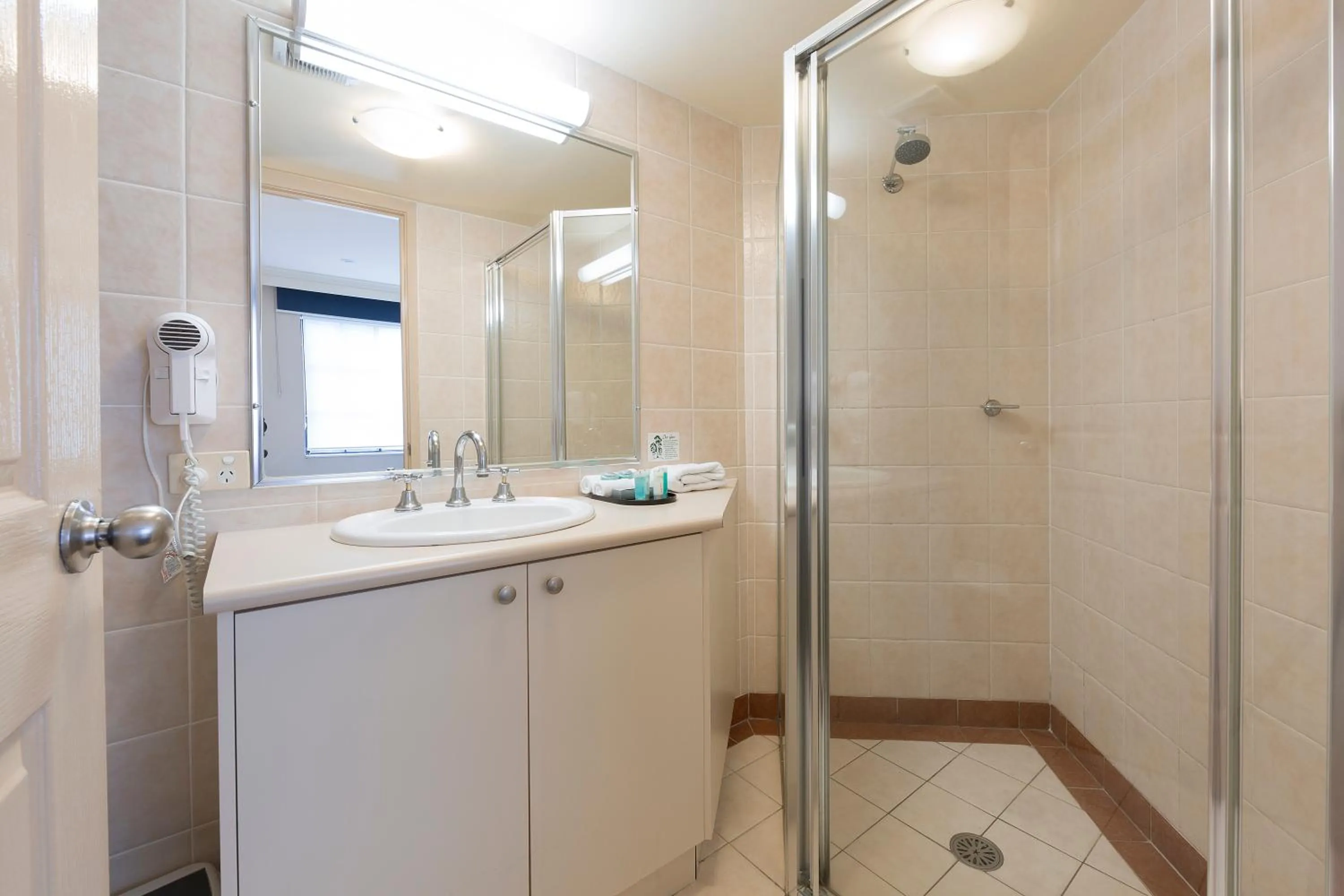 Shower in Canberra Parklands Central Apartment Hotel Official