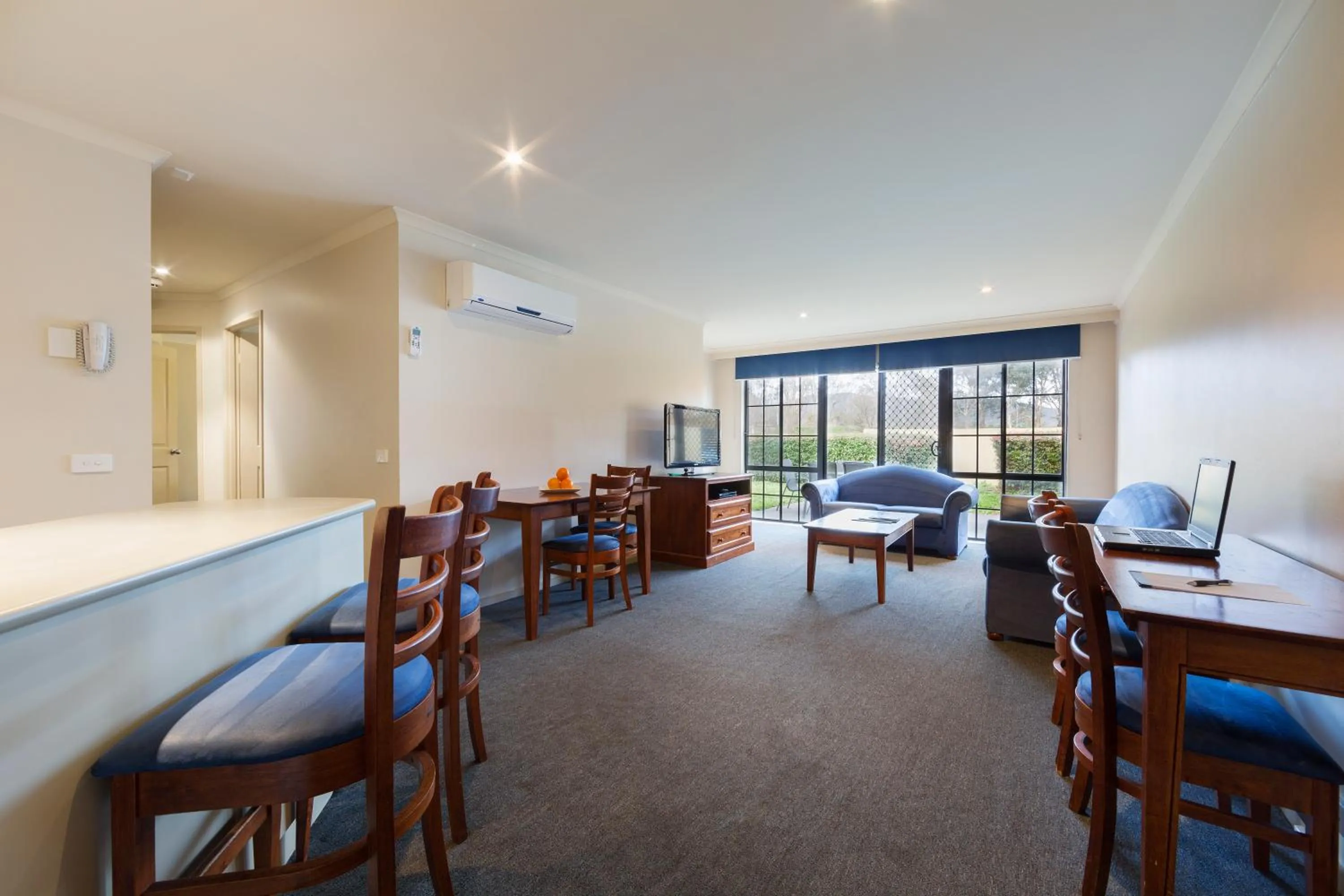 Living room in Canberra Parklands Central Apartment Hotel Official