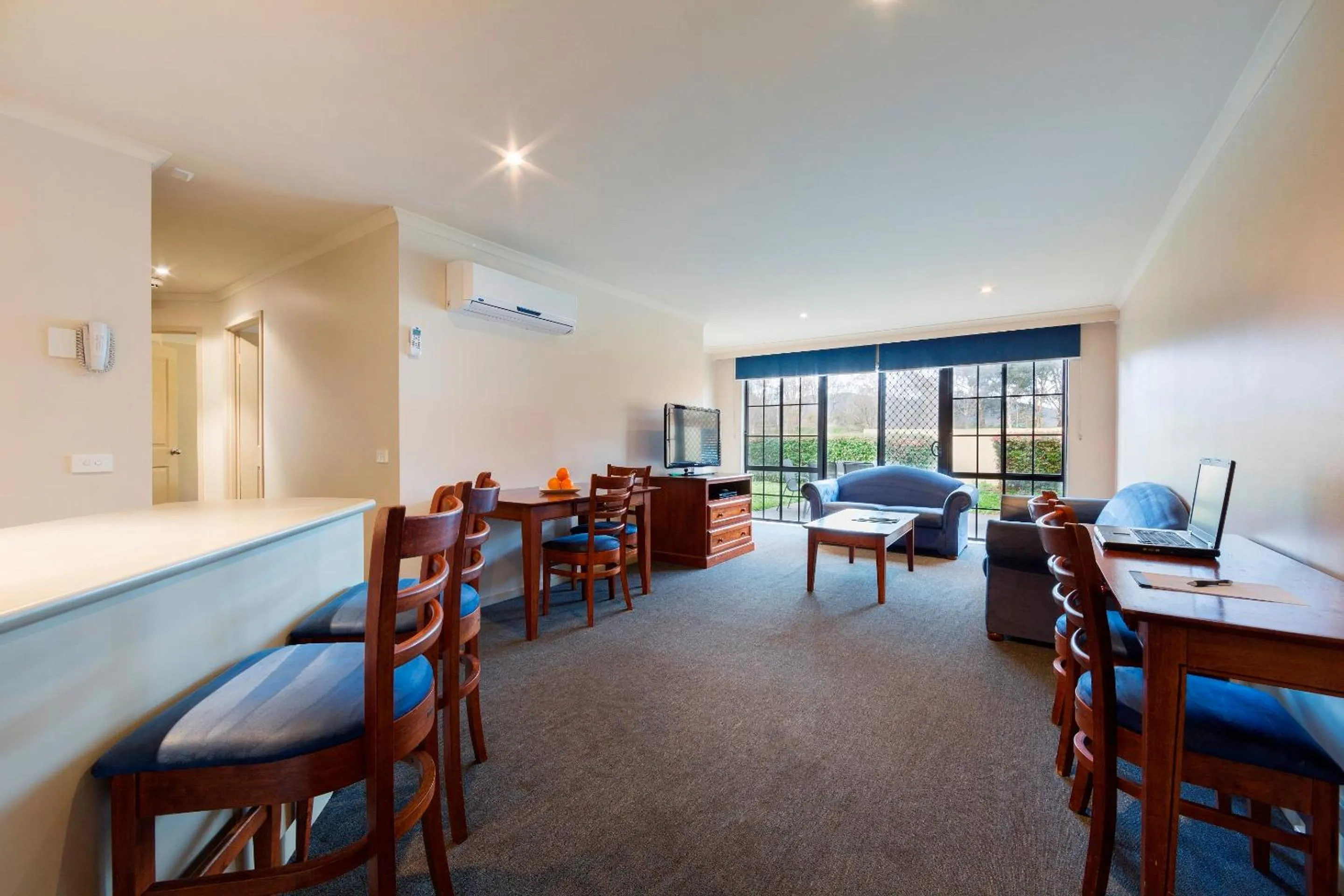 Living room in Canberra Parklands Central Apartment Hotel Official