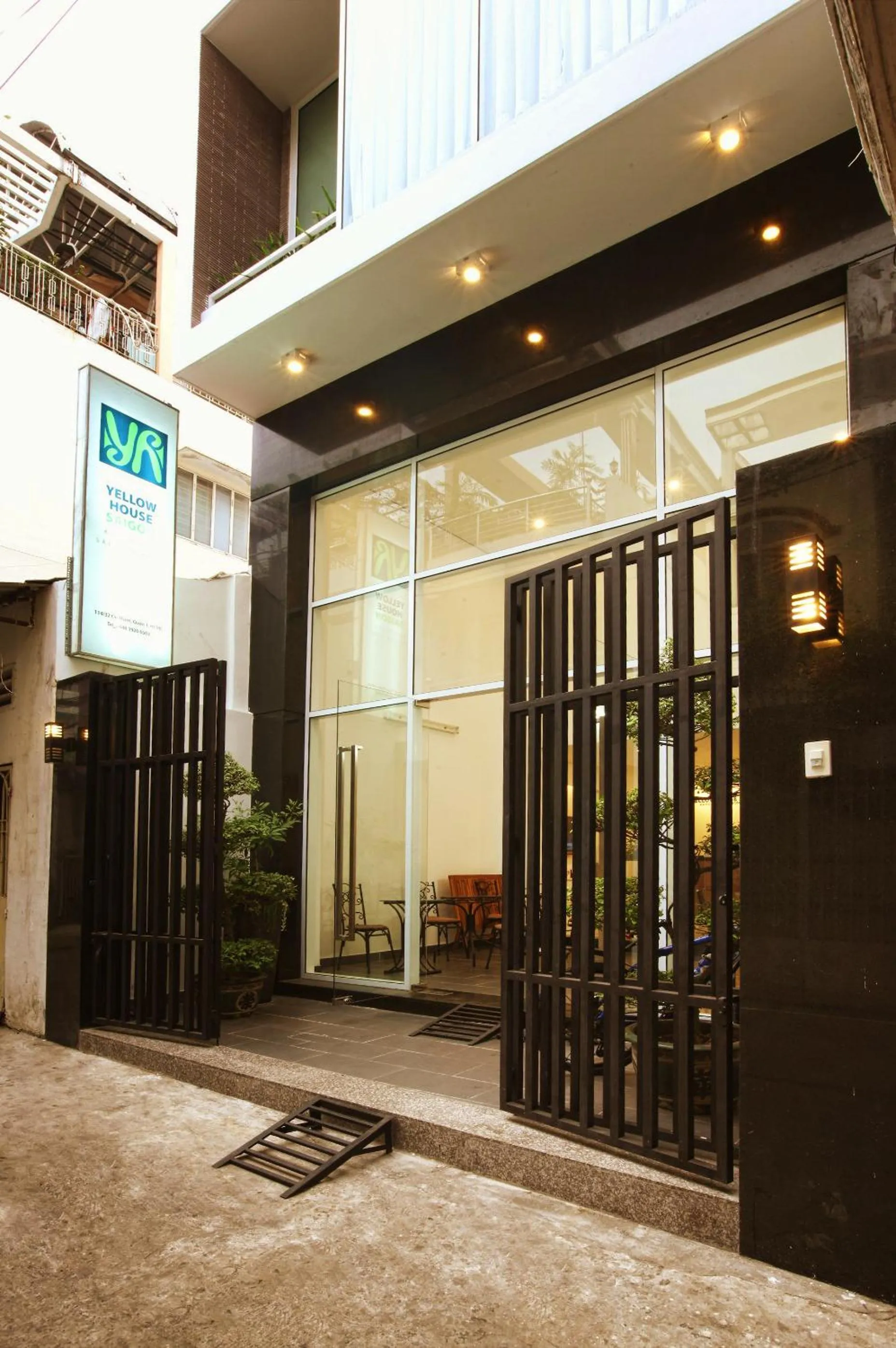 Facade/entrance in Yellow House Saigon