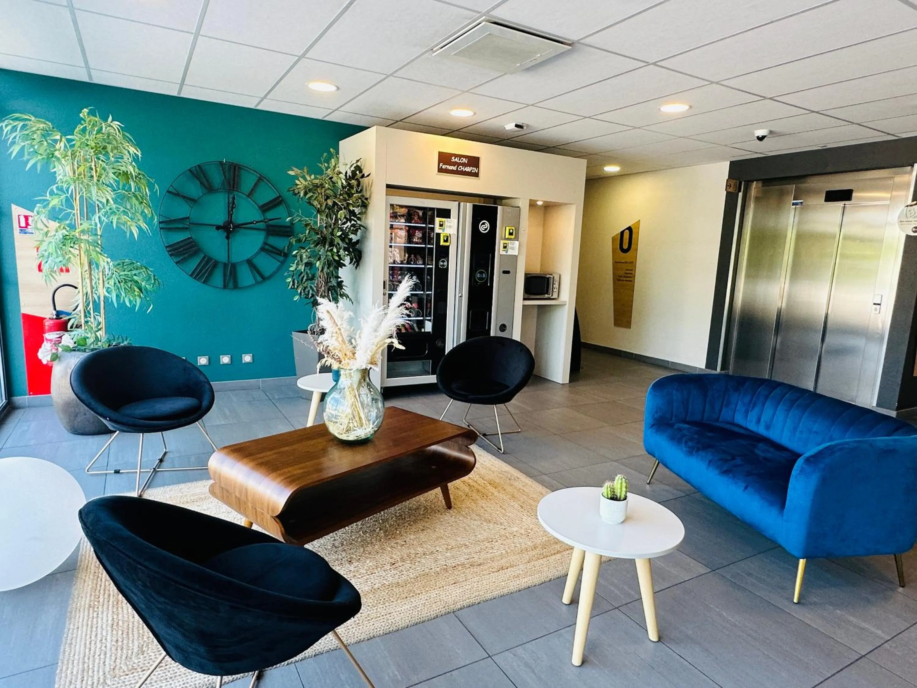 Communal lounge/ TV room in B&B HOTEL Aix en Provence Venelles