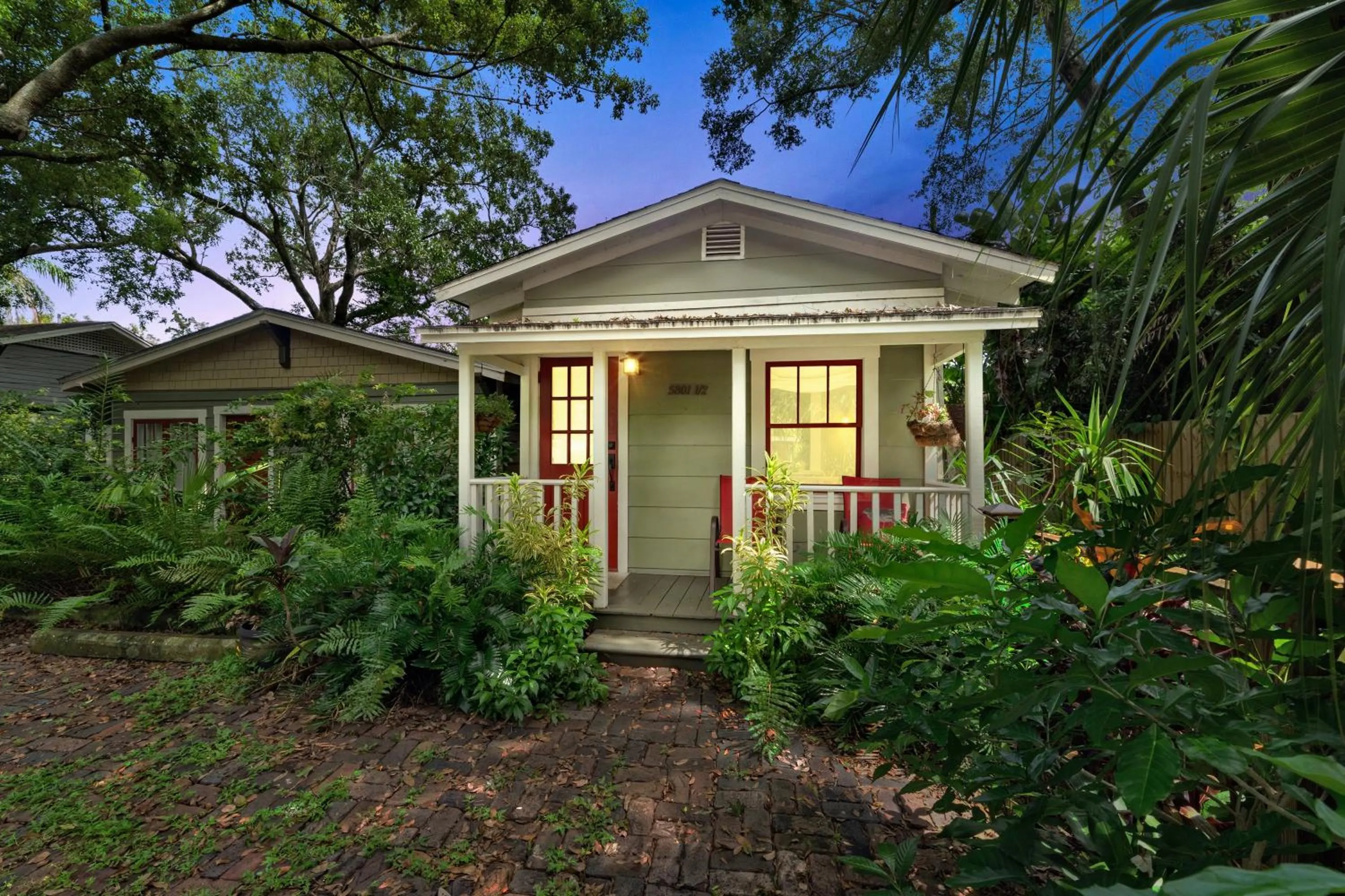 Charming 1923 Cottage at Erehwon Retreat