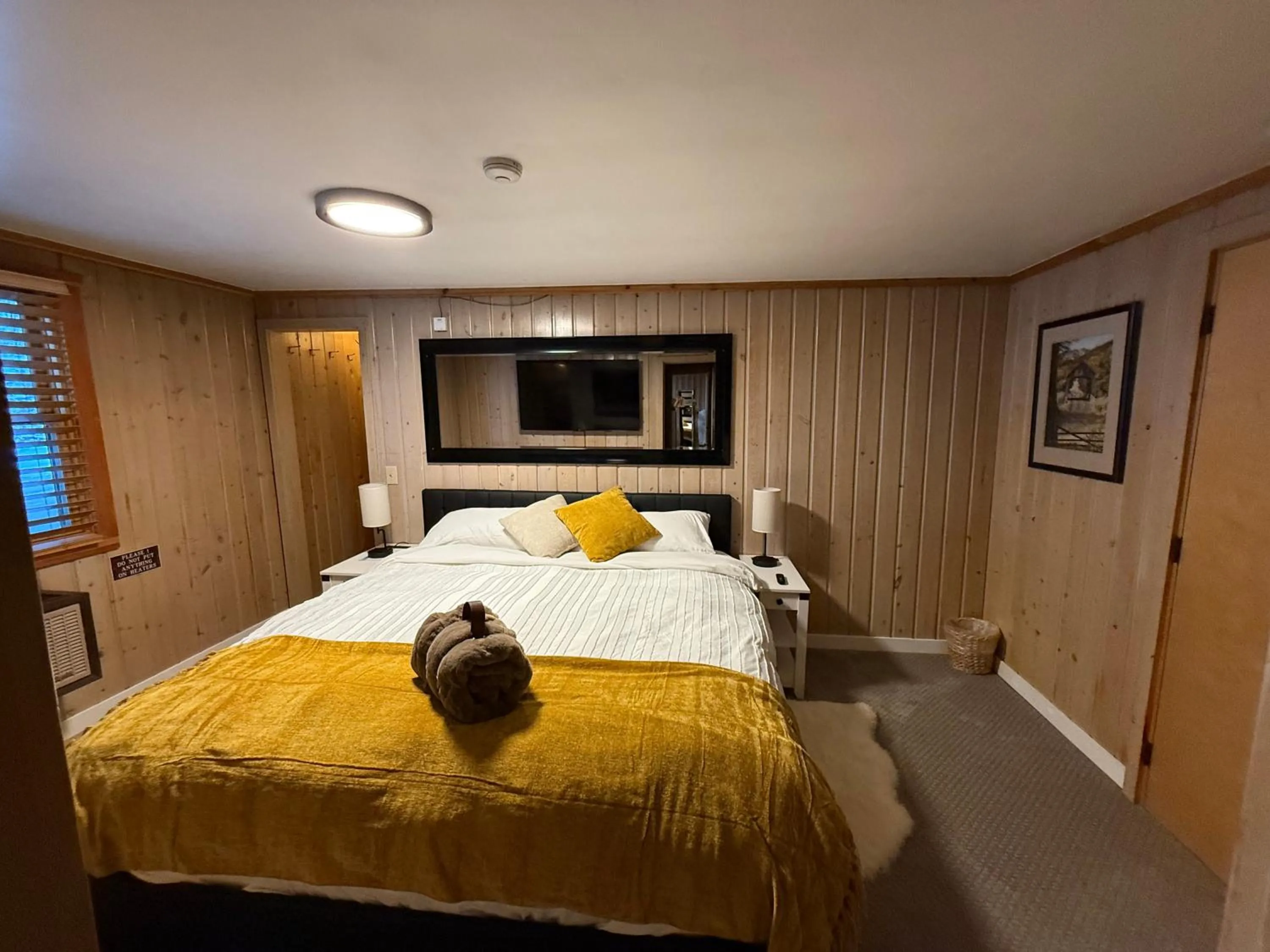 Bed in Silver Fork Lodge & Restaurant