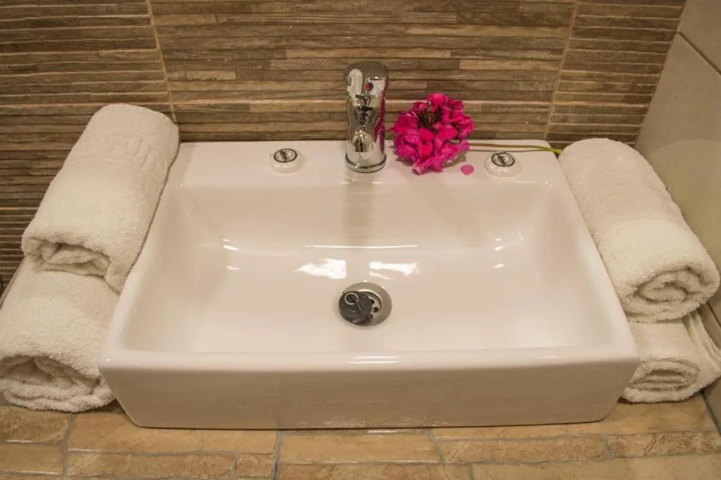 Bathroom in Nireas Hotel
