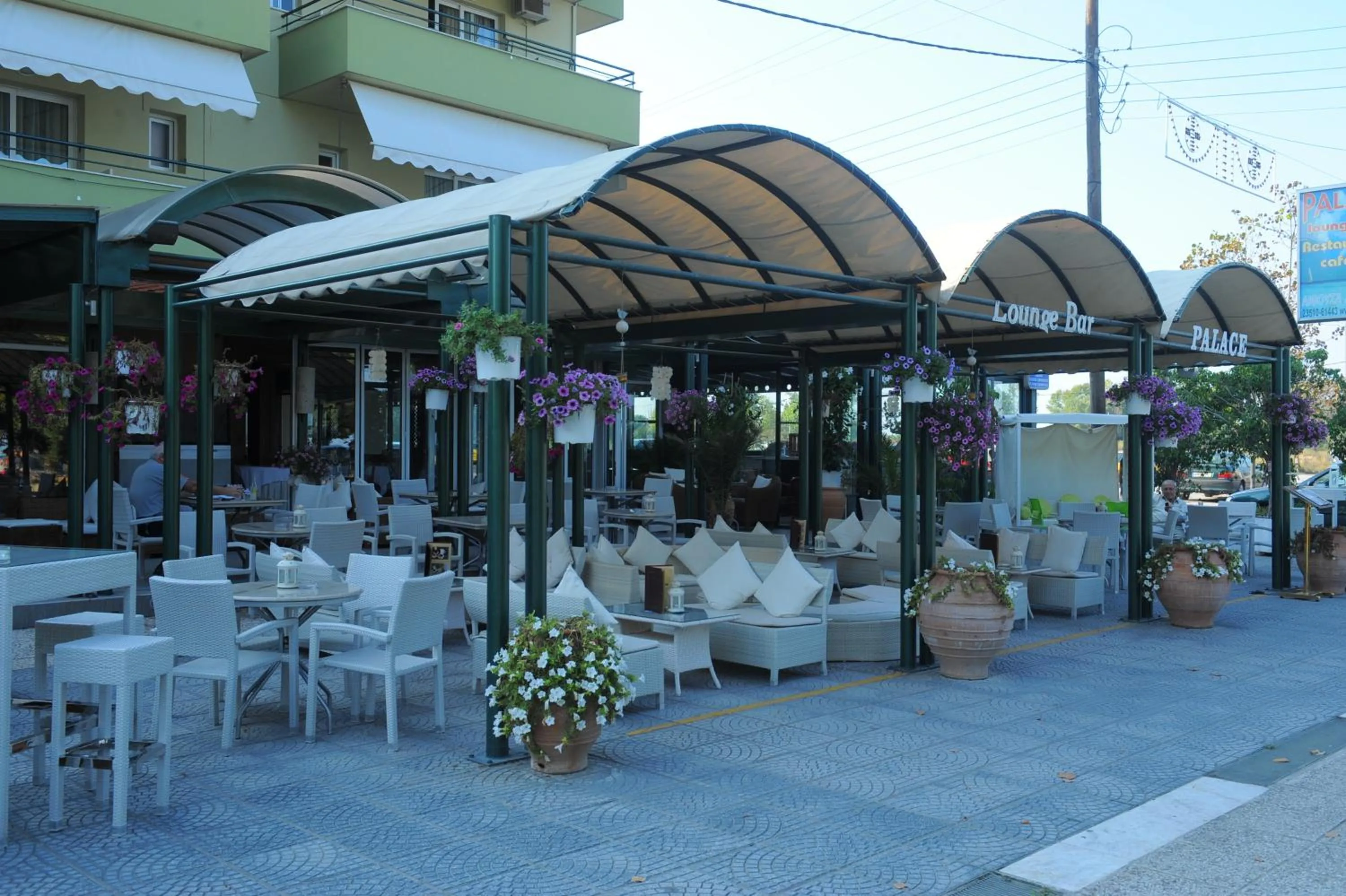 Restaurant/Places to Eat in Hotel Platon Beach