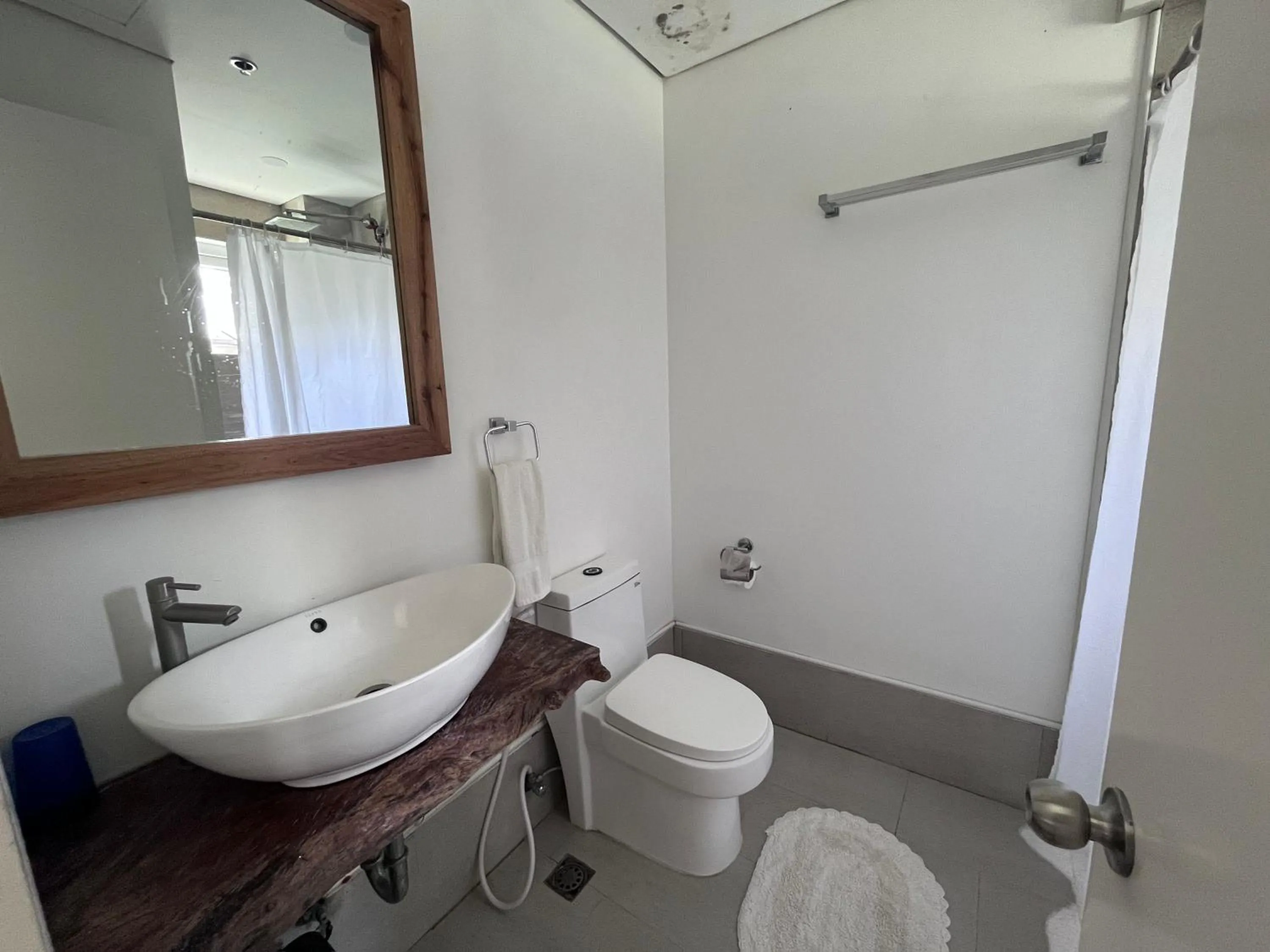 Bathroom in Blue Lagoon Inn & Suites