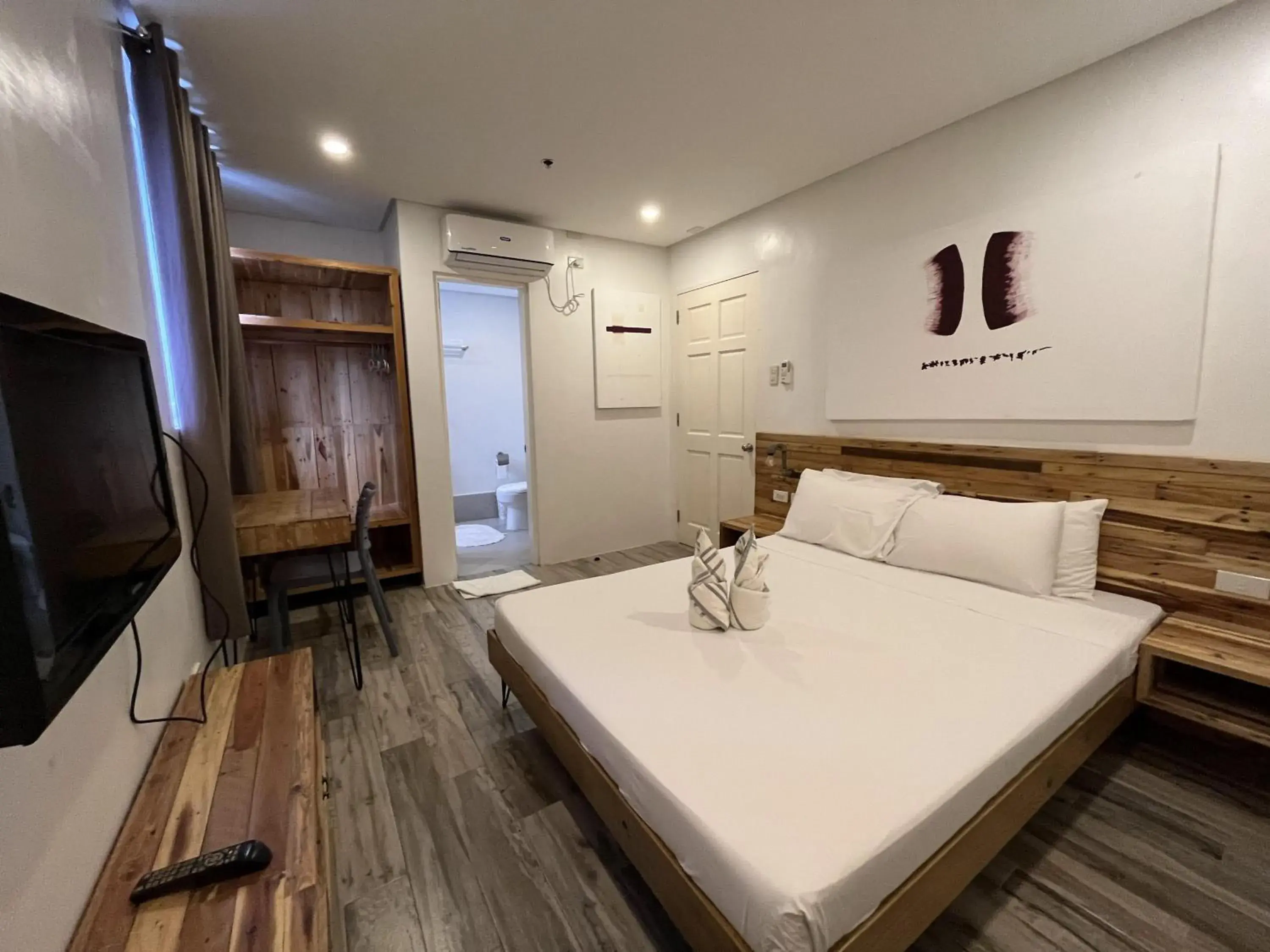 Deluxe Queen Room in Blue Lagoon Inn & Suites Deluxe Queen Room in Blue Lagoon Inn & Suites