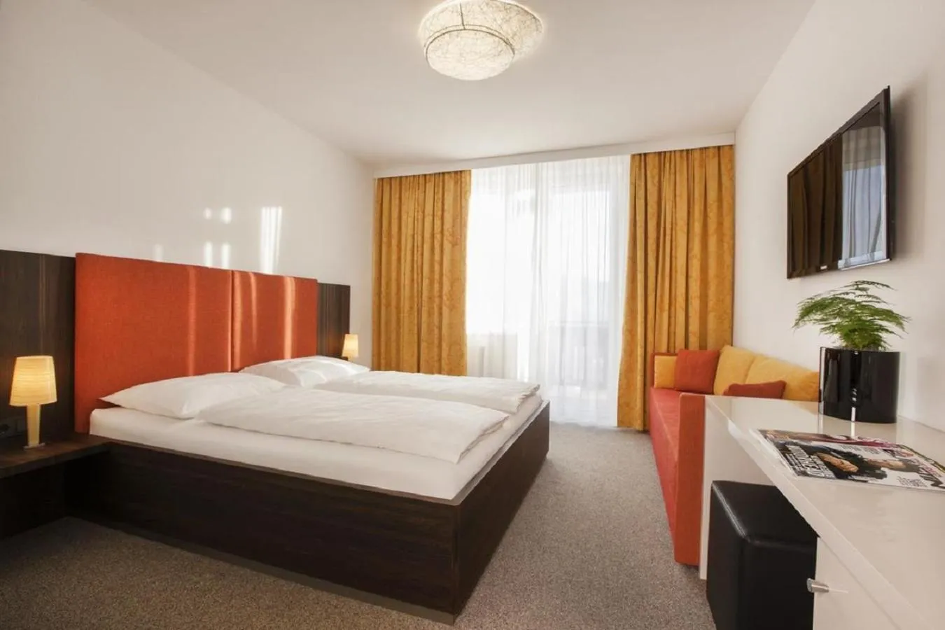 Landmark view, Bed in TAUROA Schönberghof Spielberg