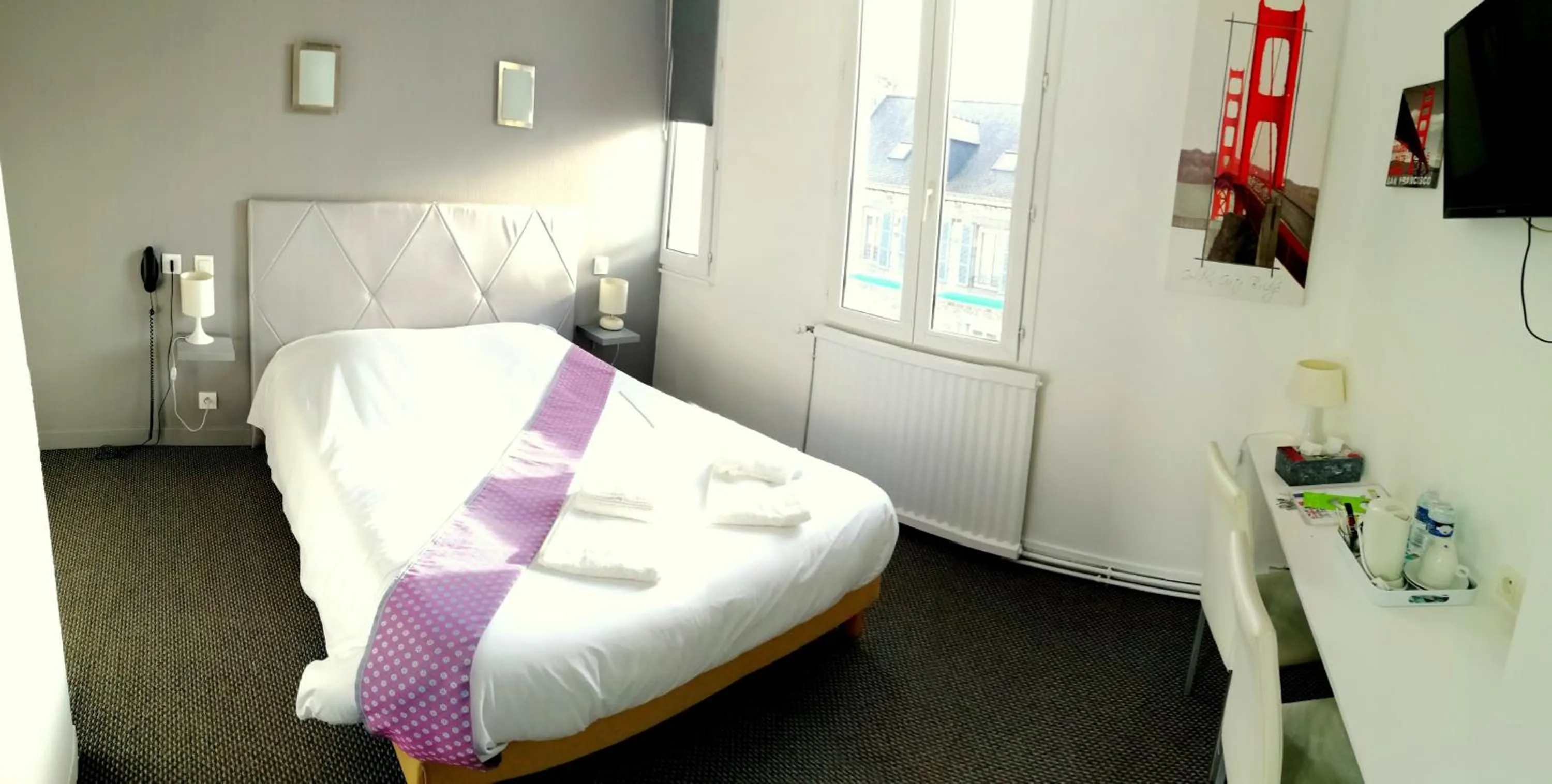 Bed in Logis Hôtel Le Bretagne