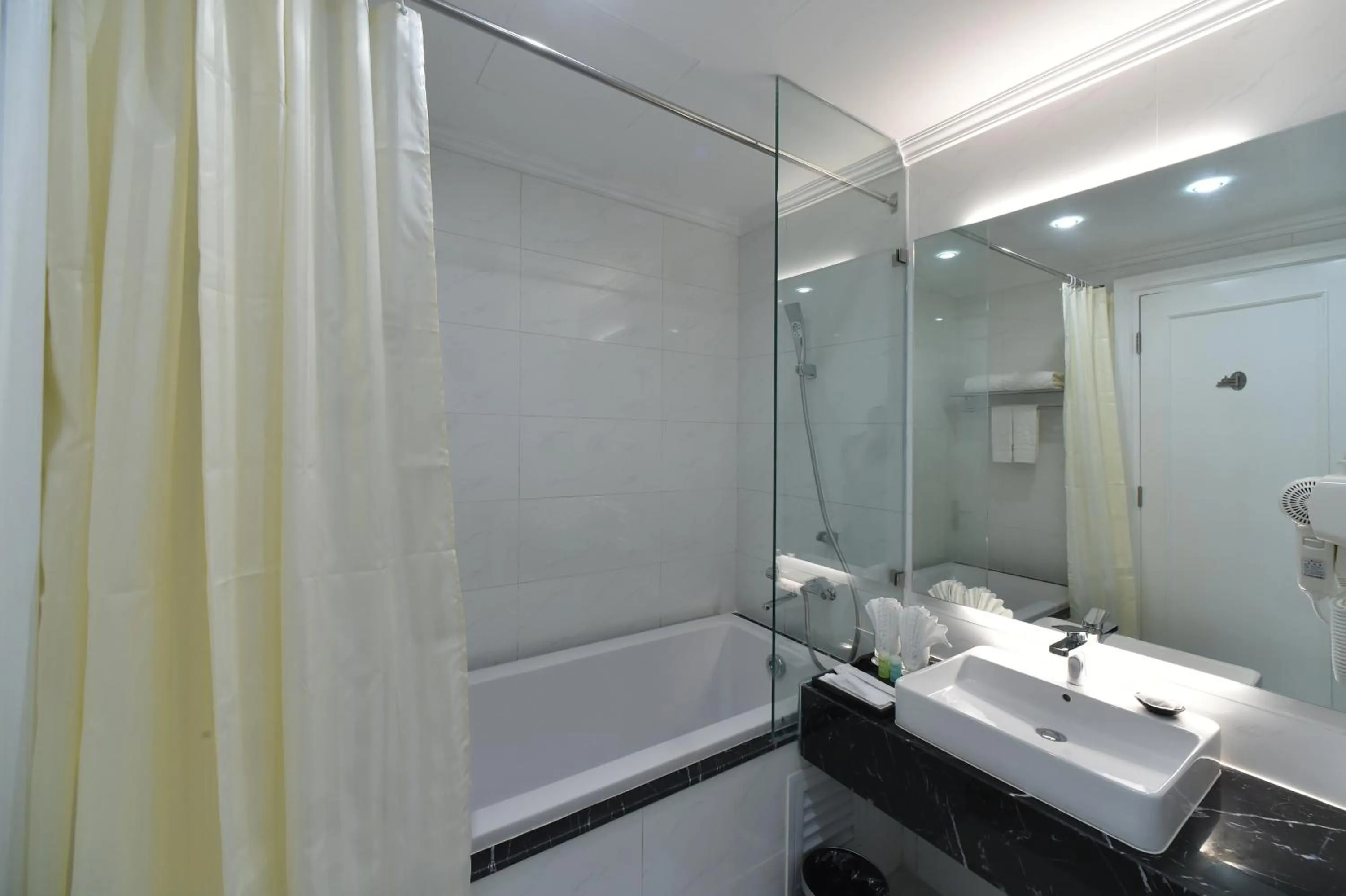 Hot Tub in Garco Dragon Hotel 2