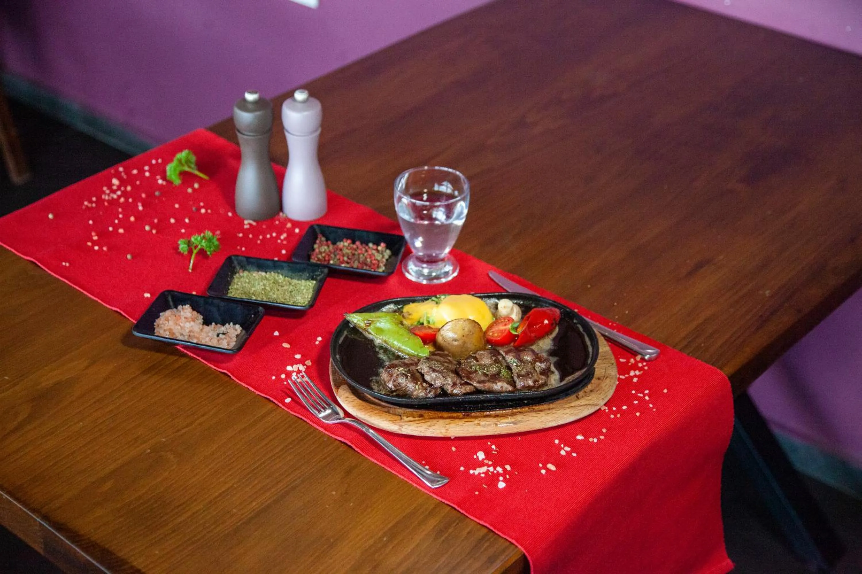 Restaurant/places to eat in AKCAKOCA EFTELYA OTEl