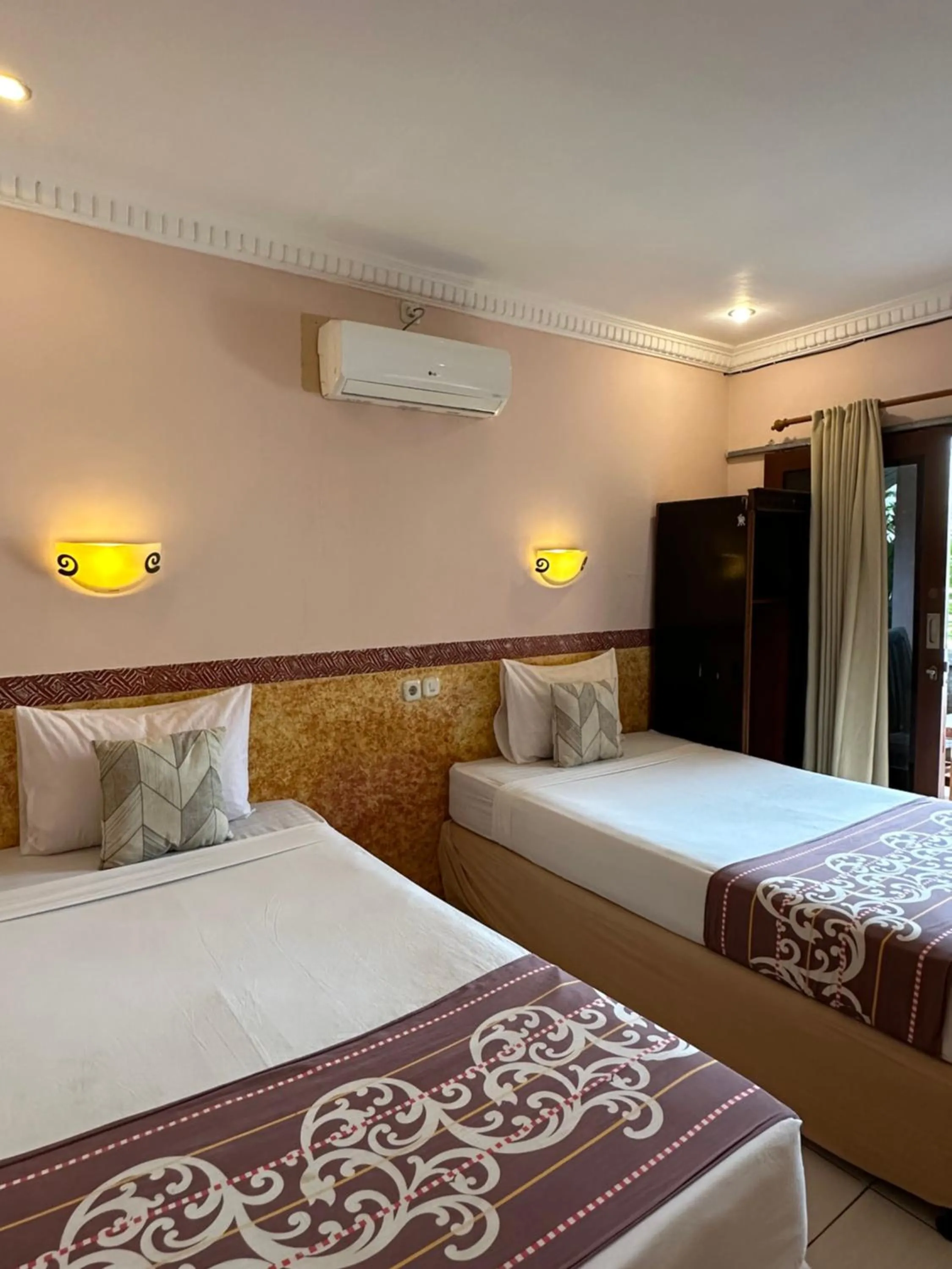 Bedroom, Bed in James Bungalow