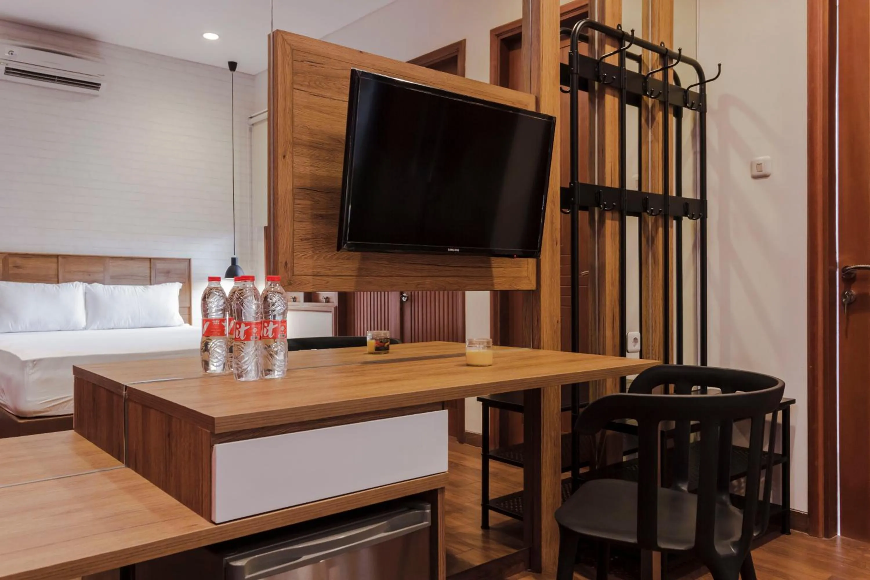 TV and multimedia, Bed in RedDoorz Plus @ CBD Bintaro