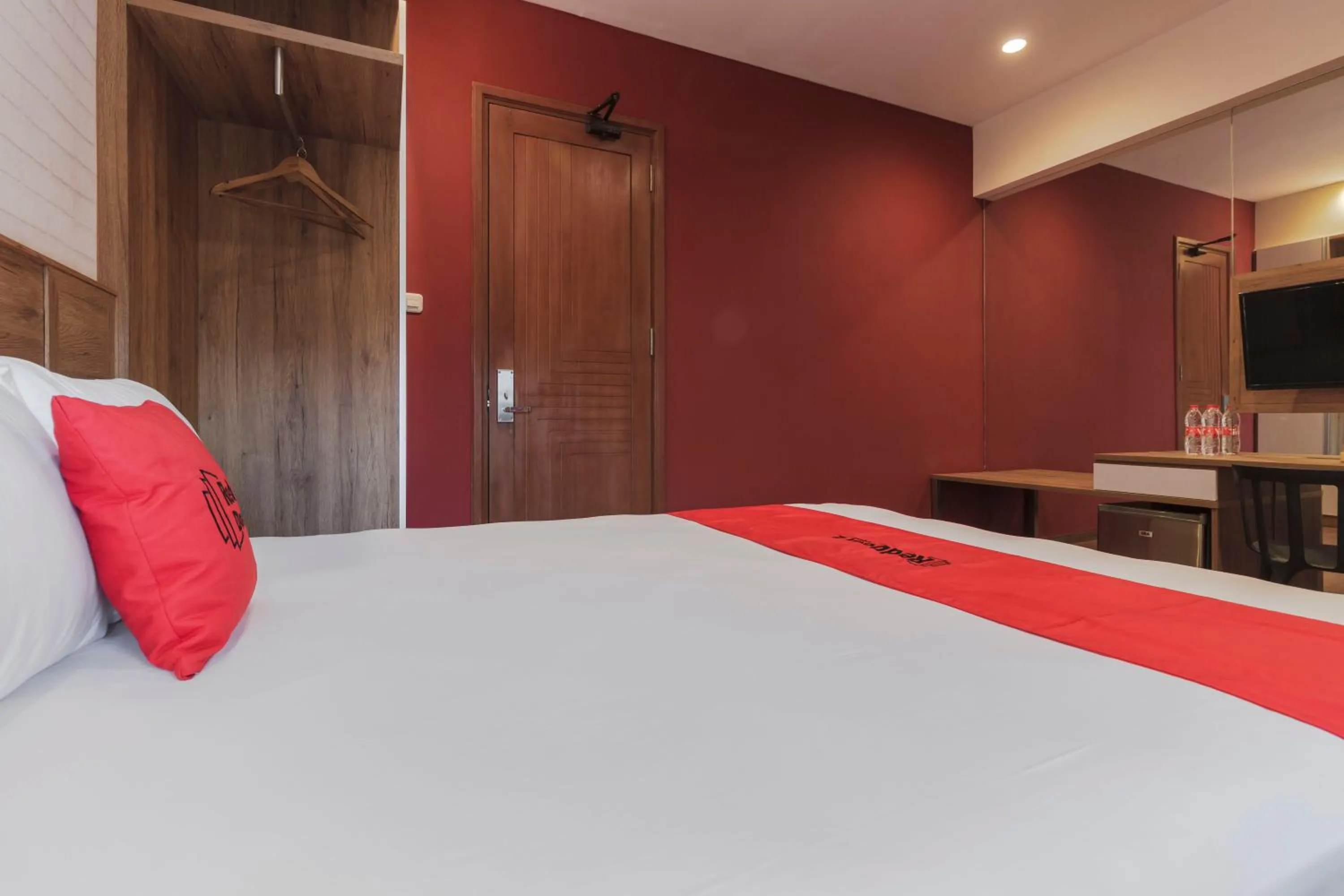 Bedroom, Bed in RedDoorz Plus @ CBD Bintaro