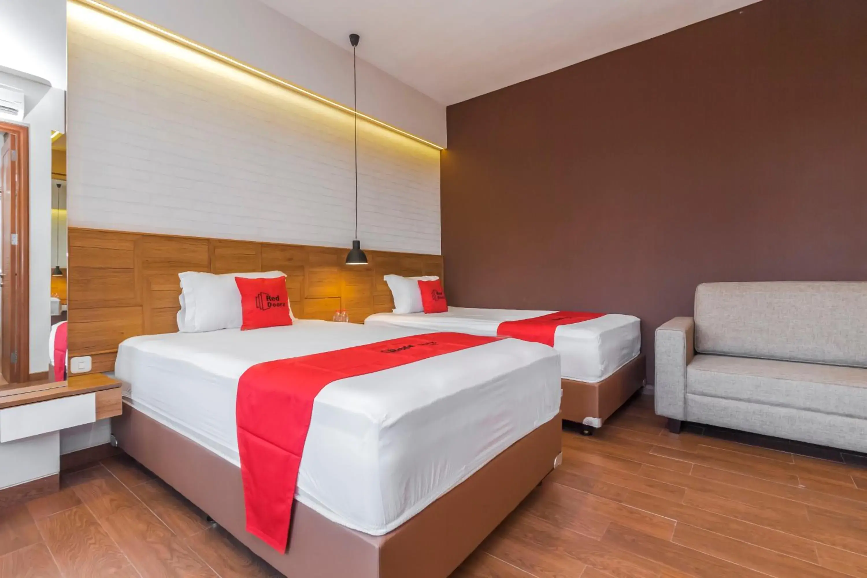 Deluxe Twin Room in RedDoorz Plus @ CBD Bintaro Deluxe Twin Room in RedDoorz Plus @ CBD Bintaro