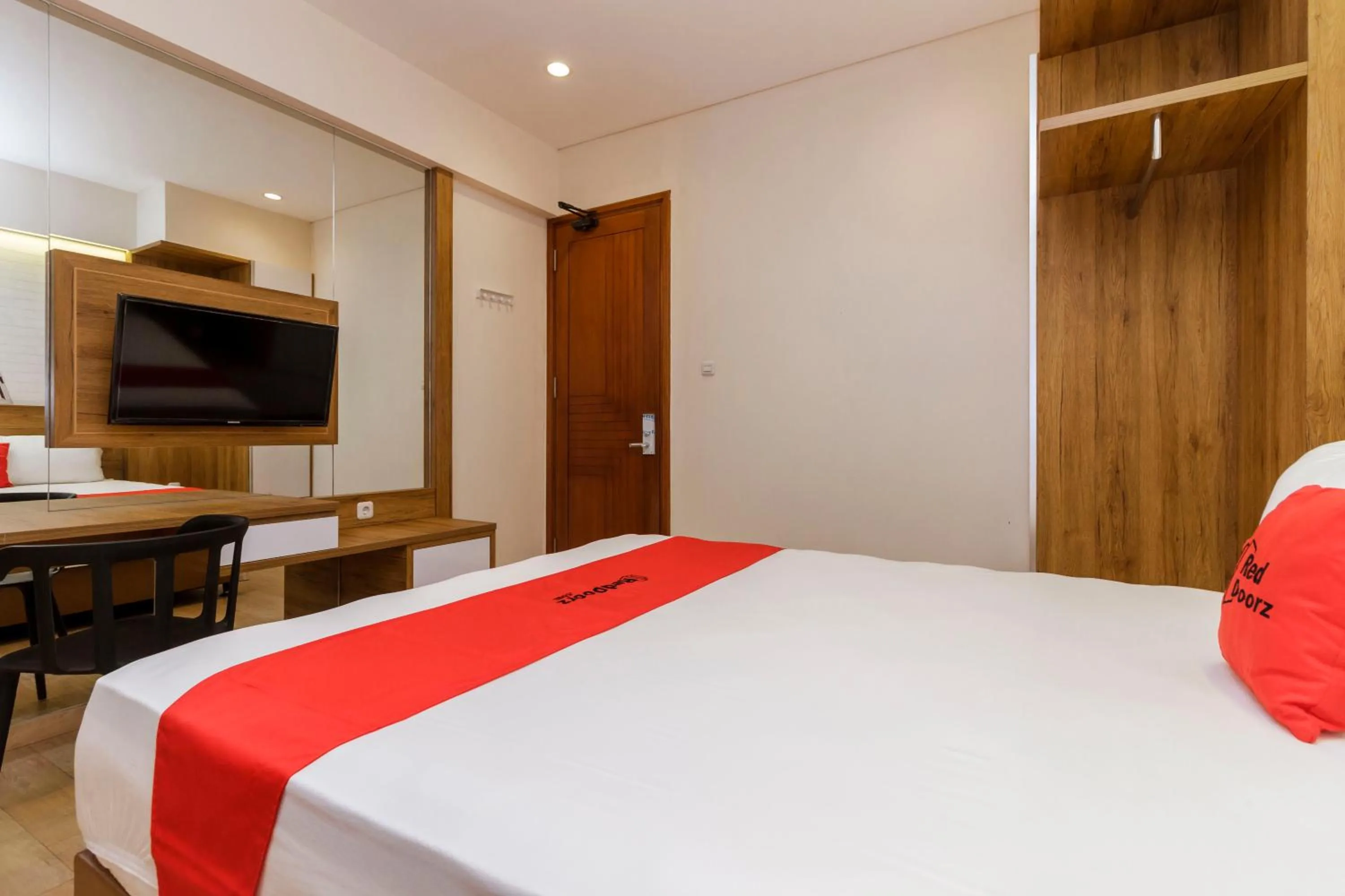 Bedroom, Bed in RedDoorz Plus @ CBD Bintaro
