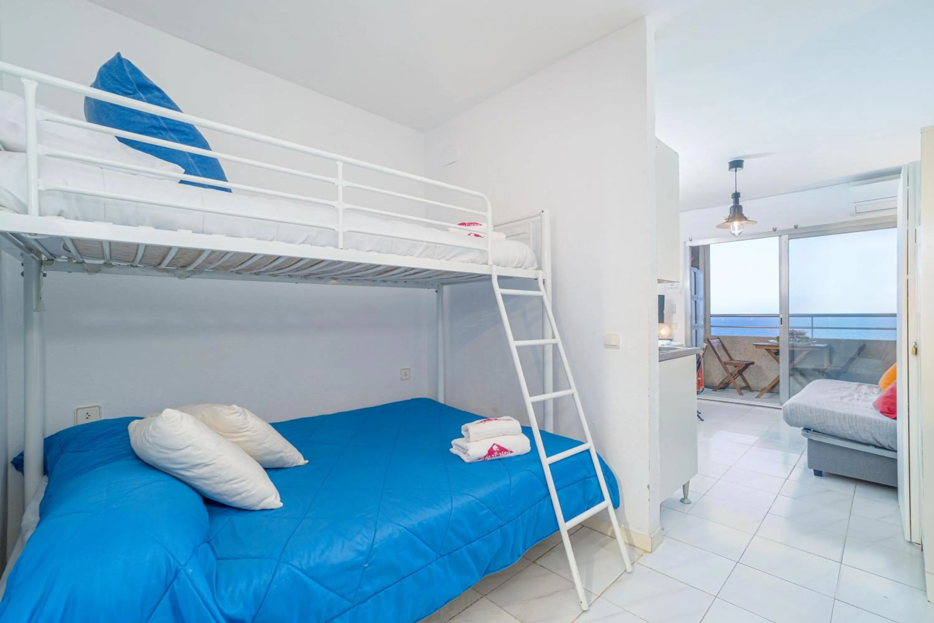 Living room, Bed in Basic Comfort Studio Miami 7º 0111